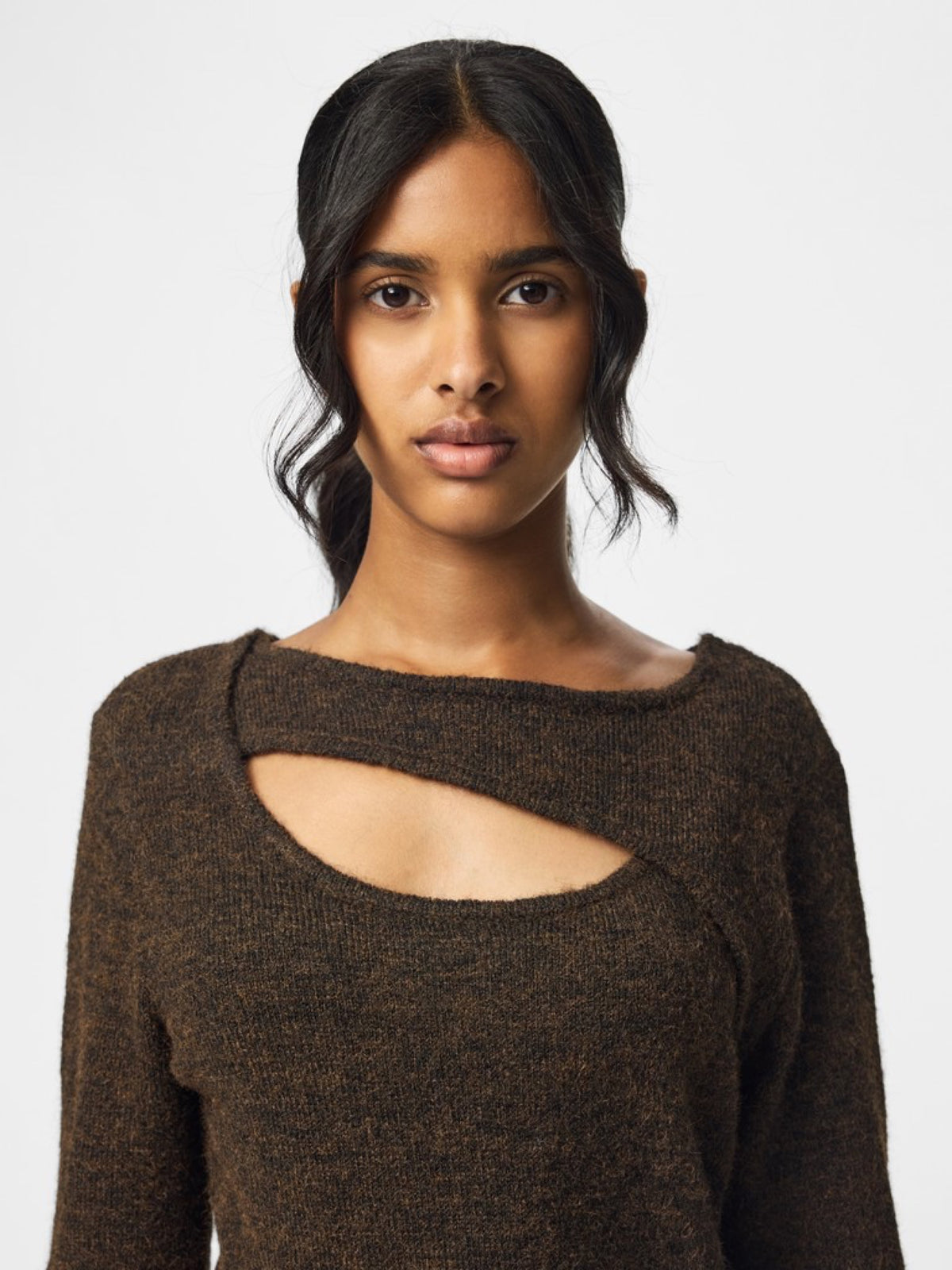 PCVALLIE Pull slim col rond à découpe et fente — Pieces — Hot Fudge — porté 4 | Appart 17 Bruxelles