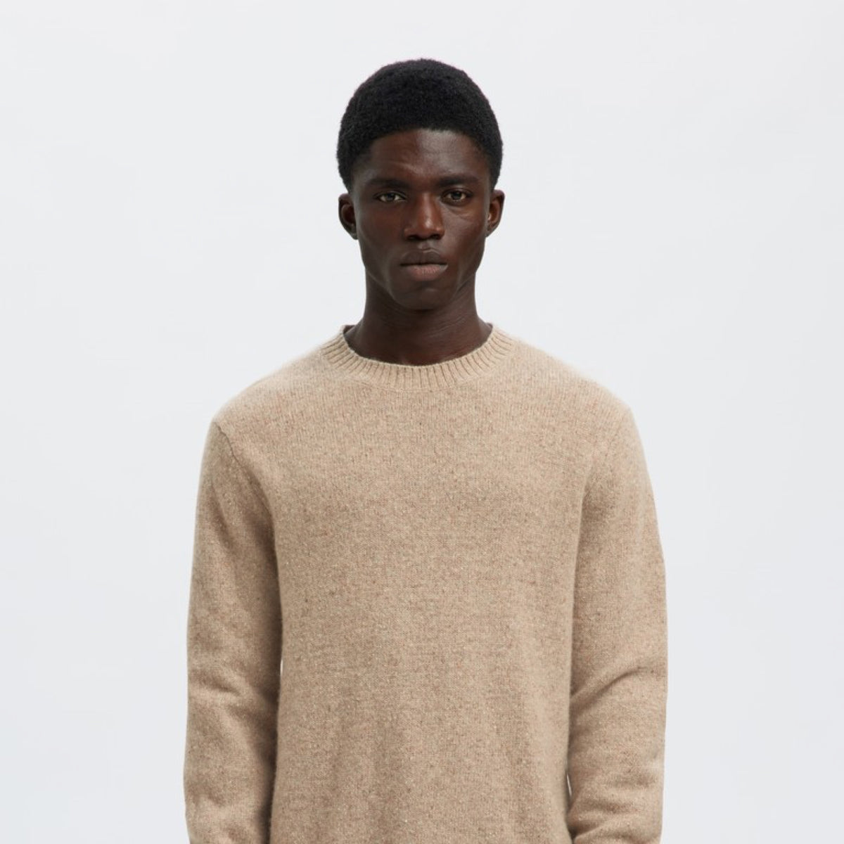 SLMNEIL Pull col rond en laine mouchetée — Selected Homme — Oatmeal Neps — porté | Appart 17 Bruxelles