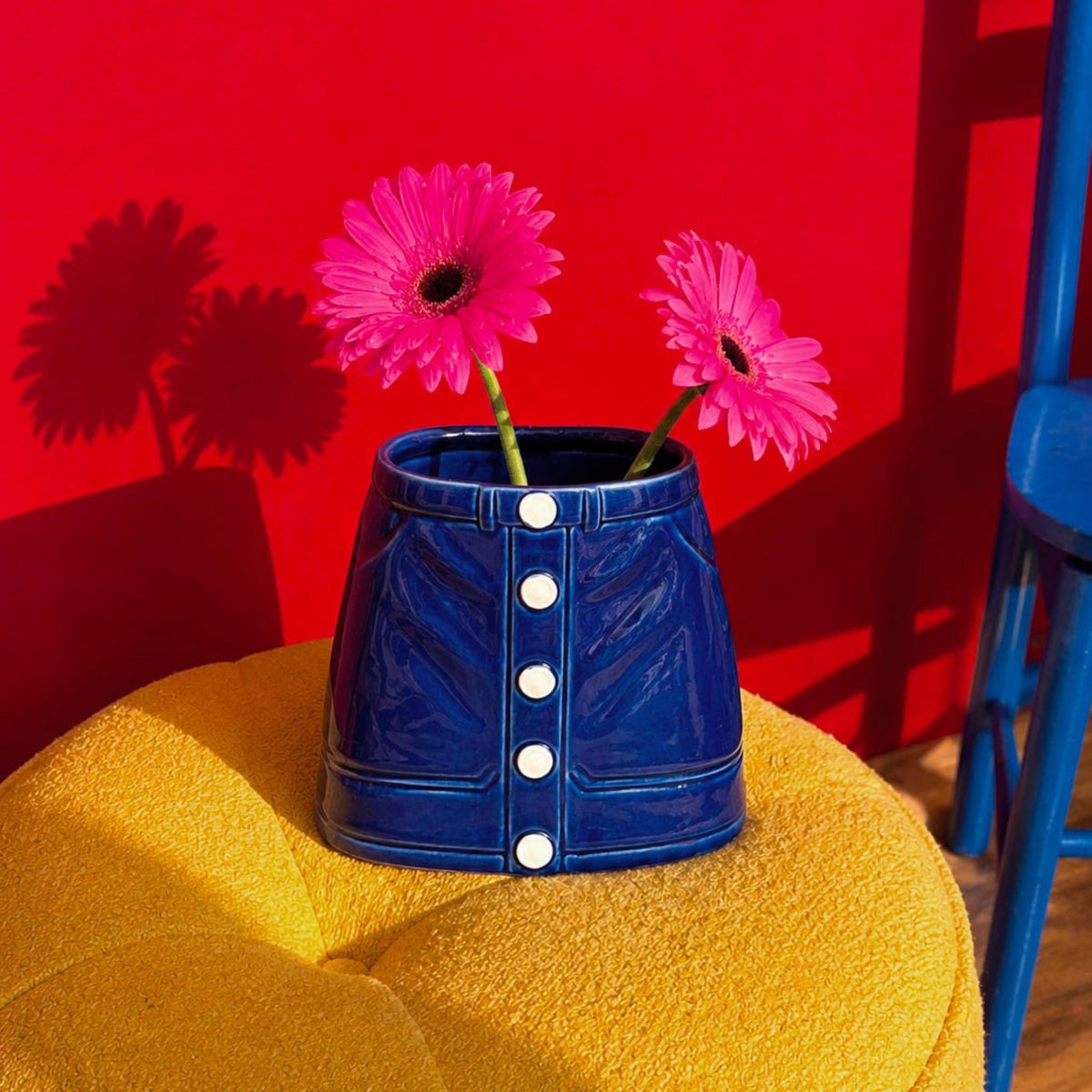 Vase Mini-jupe en céramique bleue — Upside Stories — Bleu — mise en situation 4 | Appart 17 Bruxelles