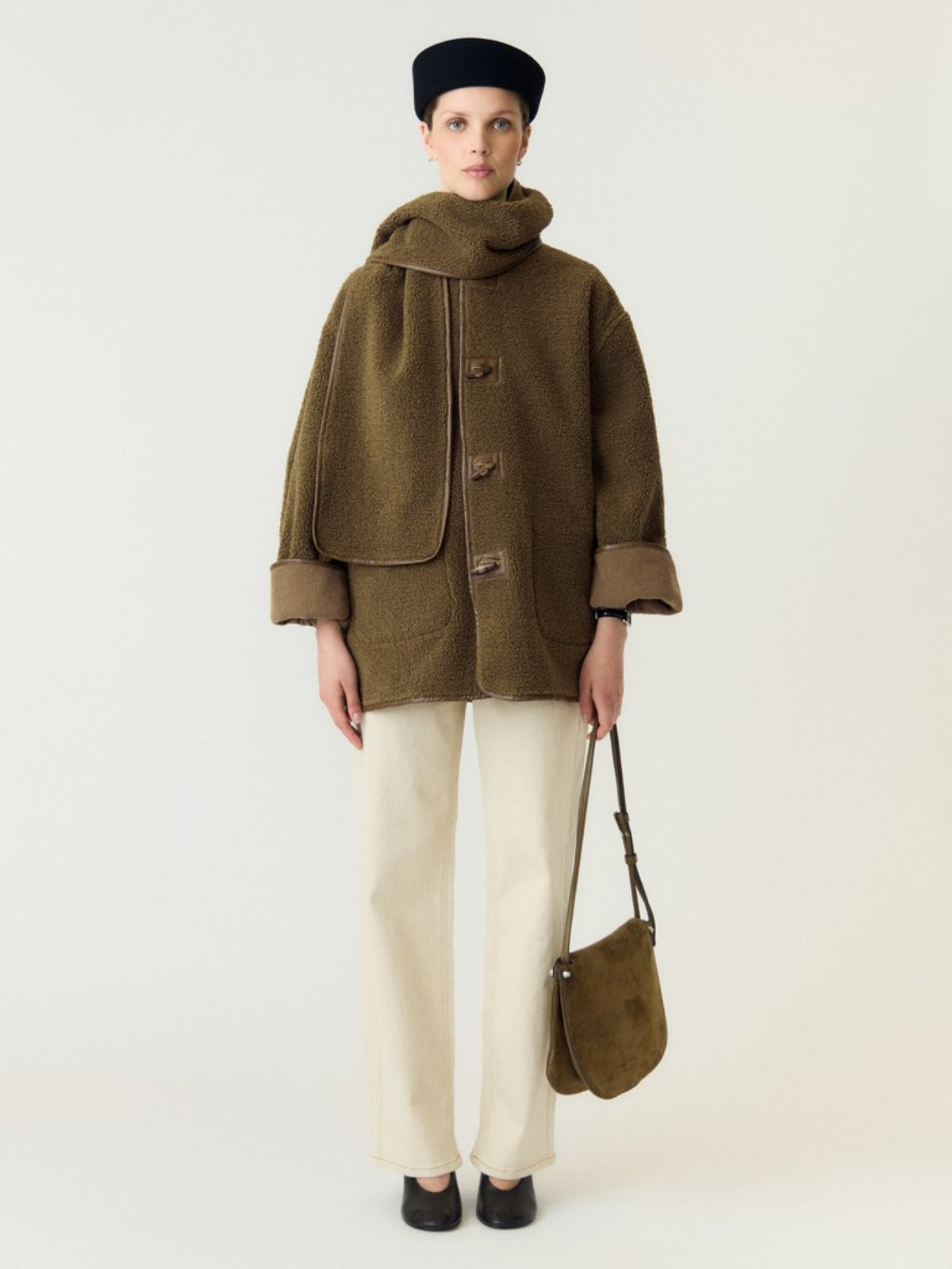 YASOSANA Veste réversible teddy à écharpe intégrée — YAS — Otter — porté, face teddy, tenue complète 4 | Appart 17 Bruxelles