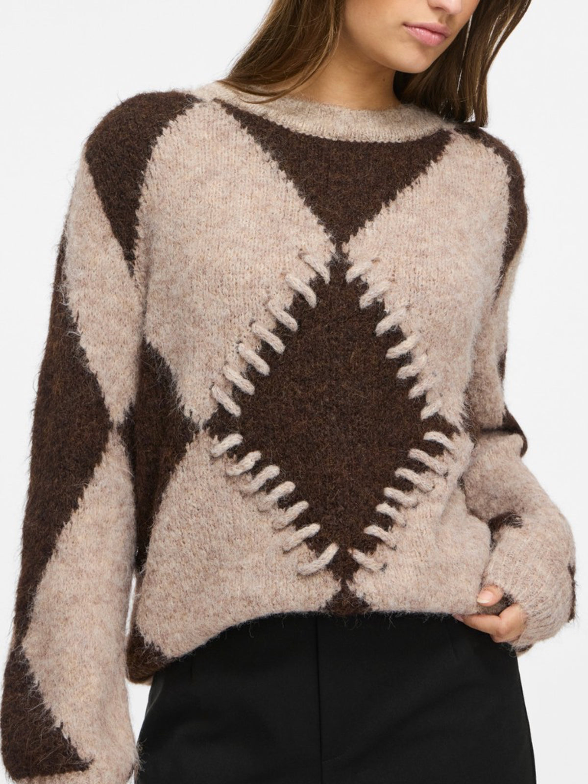 VITORA Pull en jacquard à losanges et point de feston — VILA — Natural Melange / Coffee Bean — porté, détail du point de feston 5 | Appart 17 Bruxelles