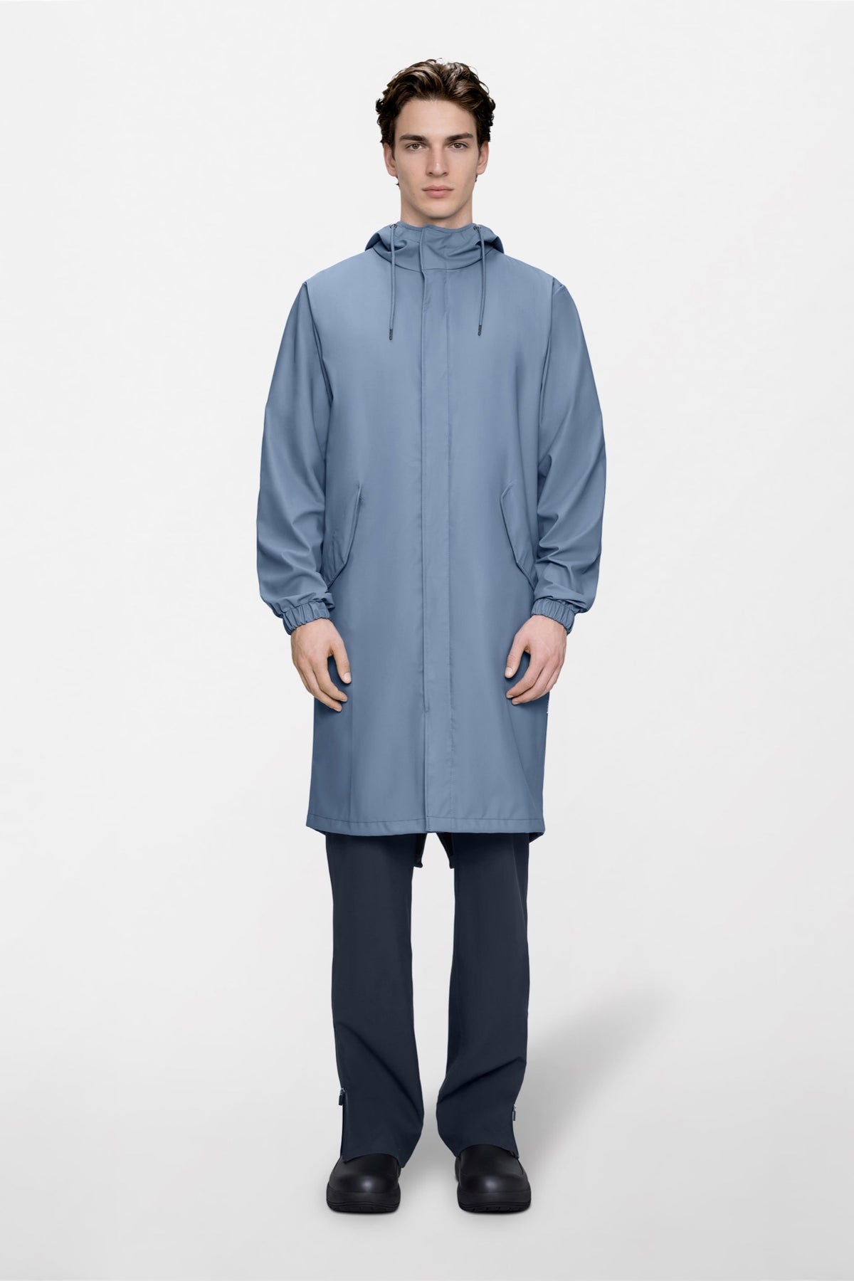 Fishtail Parka W3 — Rains — Blue Dusk — porté, vue de face | Appart 17 Bruxelles