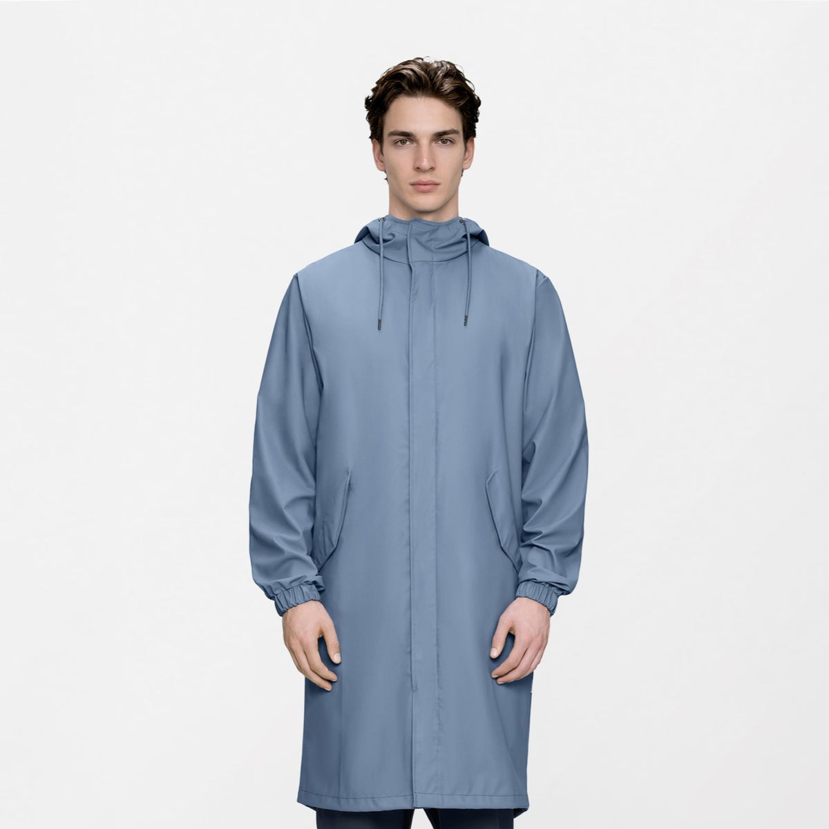 Fishtail Parka W3 — Rains — Blue Dusk — porté, vue de face | Appart 17 Bruxelles
