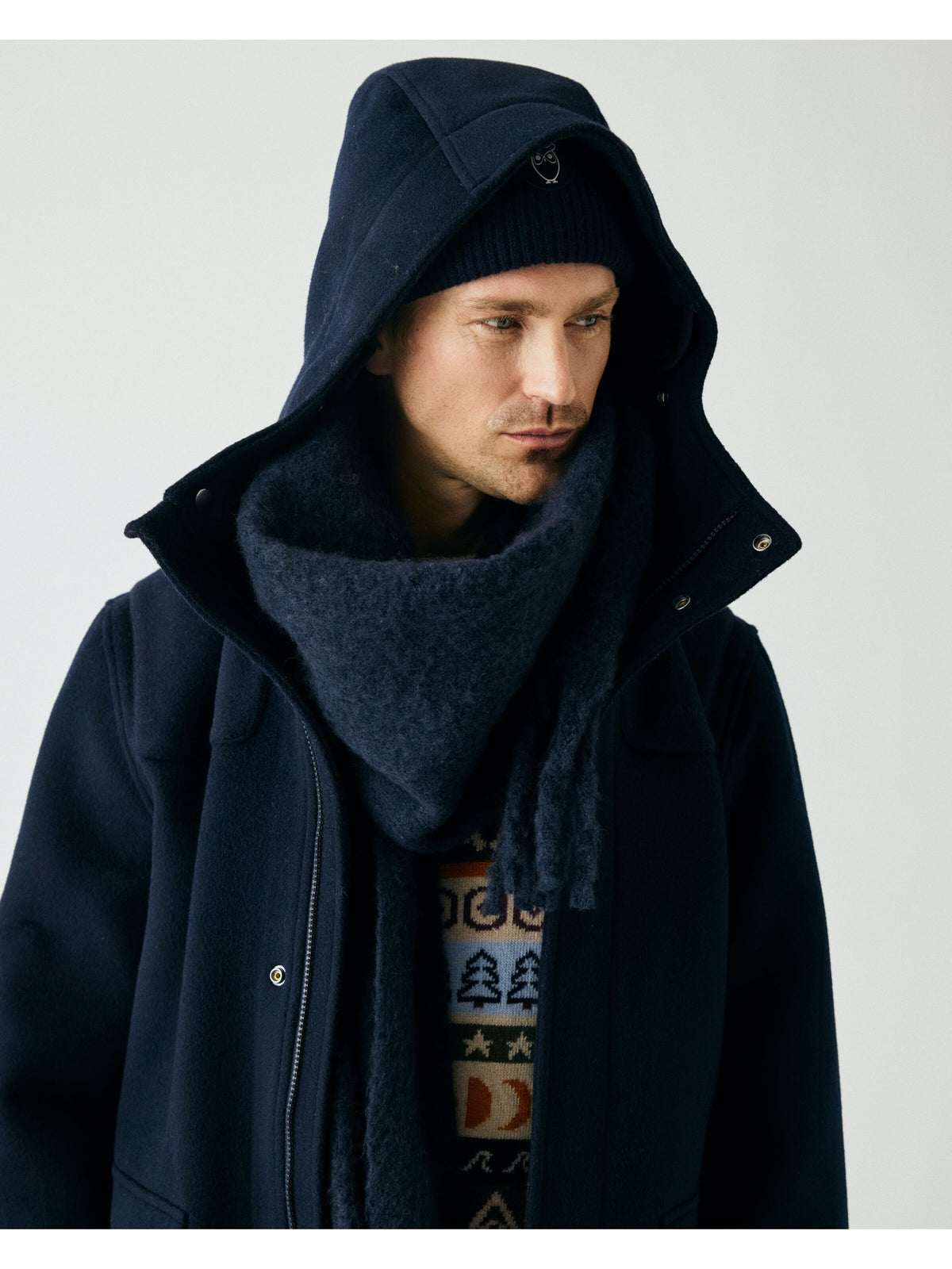 Duffle-coat Wool à capuche amovible en laine recyclée — KnowledgeCotton Apparel — Night Sky — porté 3 | Appart 17 Bruxelles