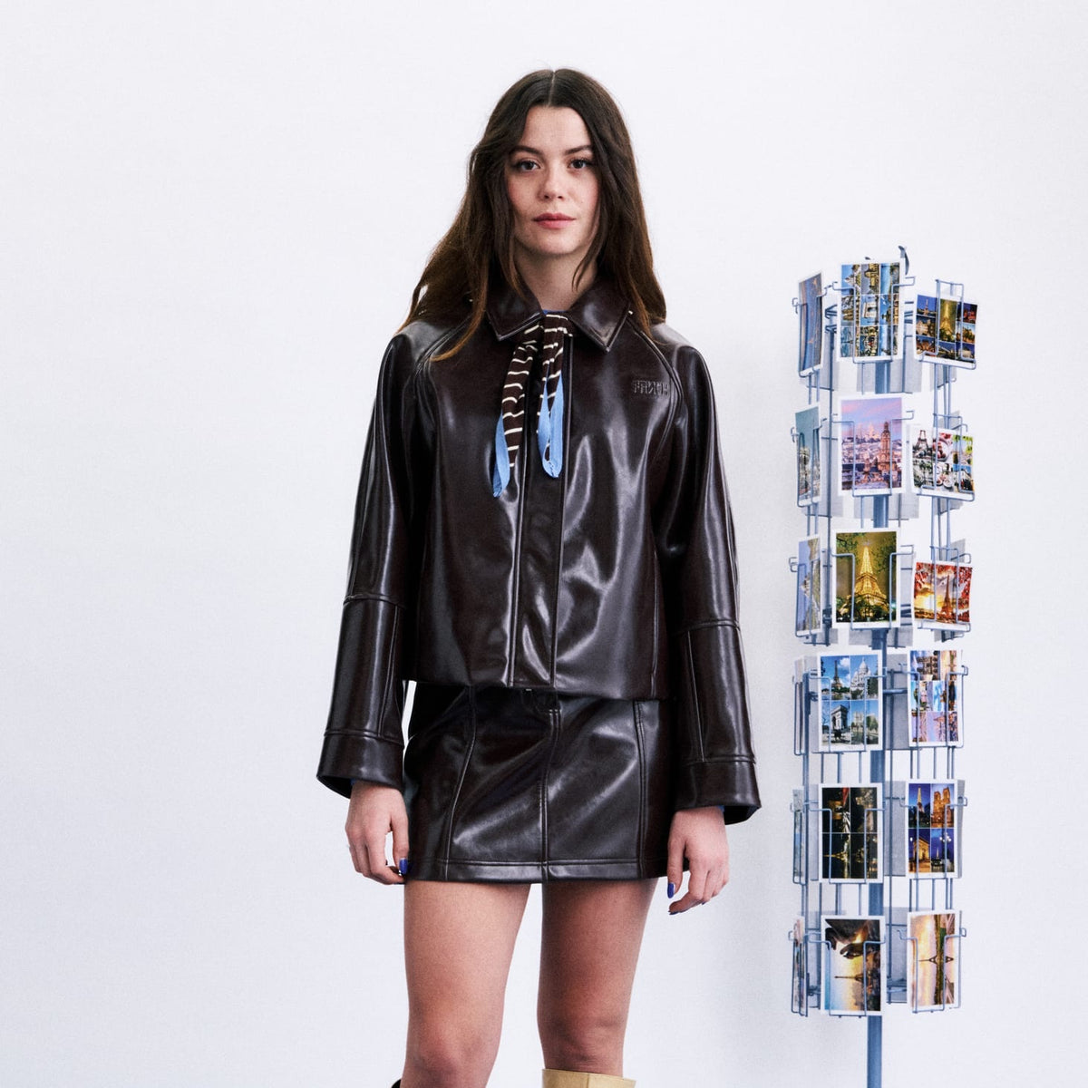 PLAKA Blouson court en simili cuir, col chemise — FRNCH — Chocolat — porté | Appart 17 Bruxelles
