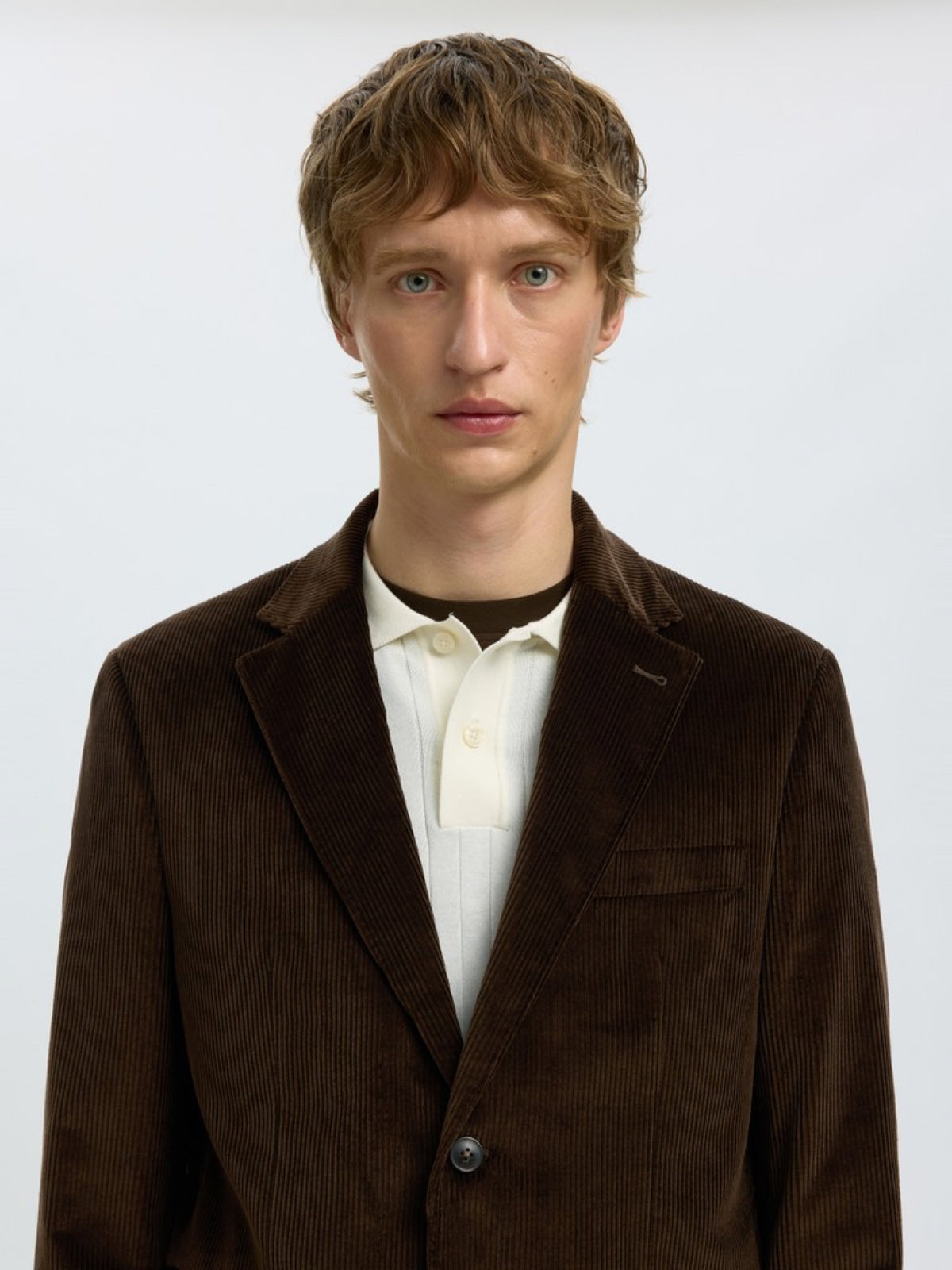 SLMREG-ENZO Blazer en velours côtelé de coton bio — Selected Homme — Delicioso — porté, gros plan 5 | Appart 17 Bruxelles