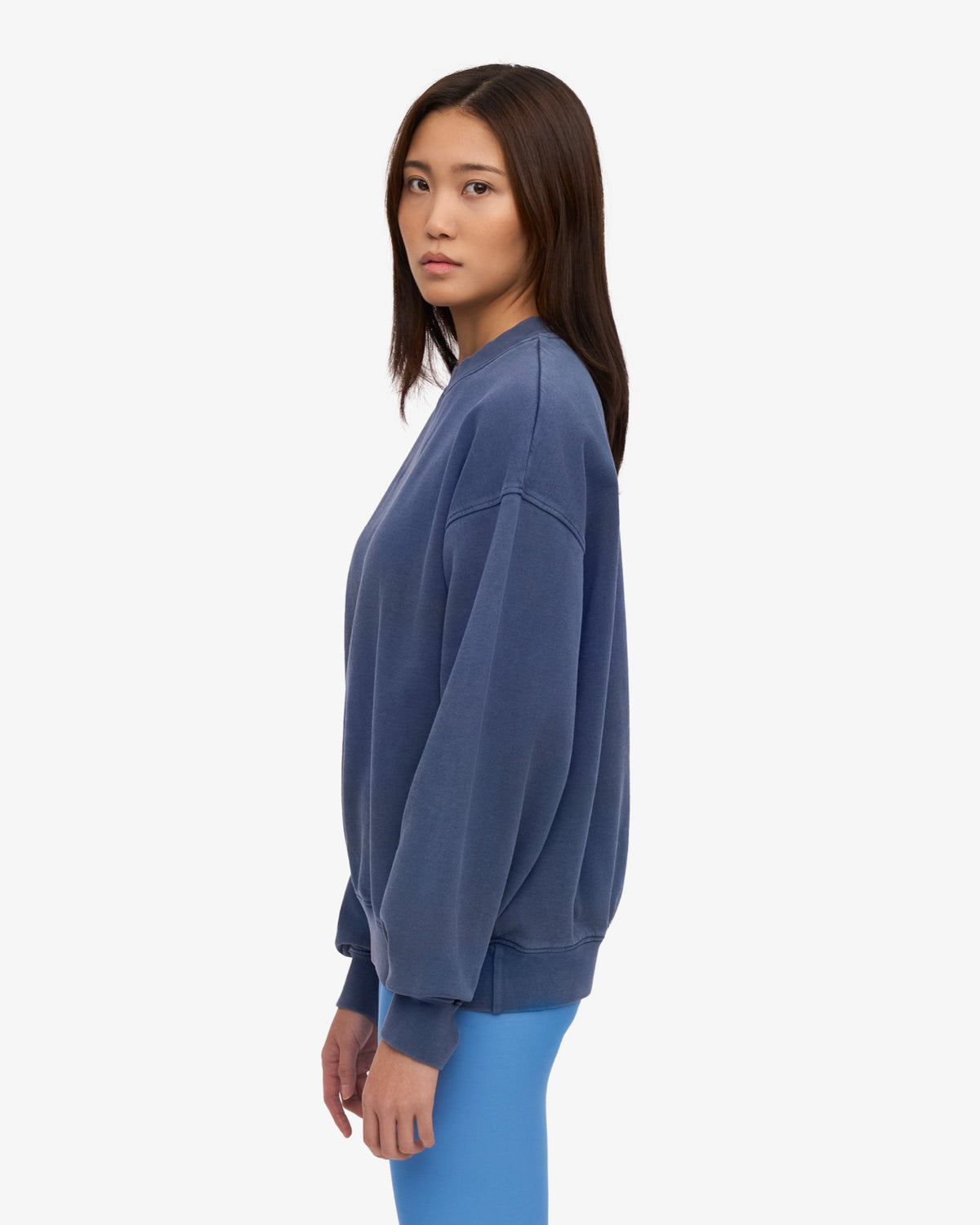 Organic Oversized Crew — Colorful Standard — Neptune Blue — porté de profil | Appart 17 Bruxelles