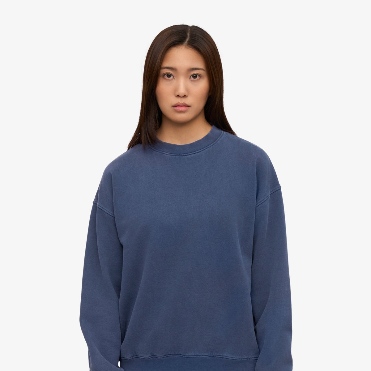 Organic Oversized Crew — Colorful Standard — Neptune Blue — porté, vue de face | Appart 17 Bruxelles