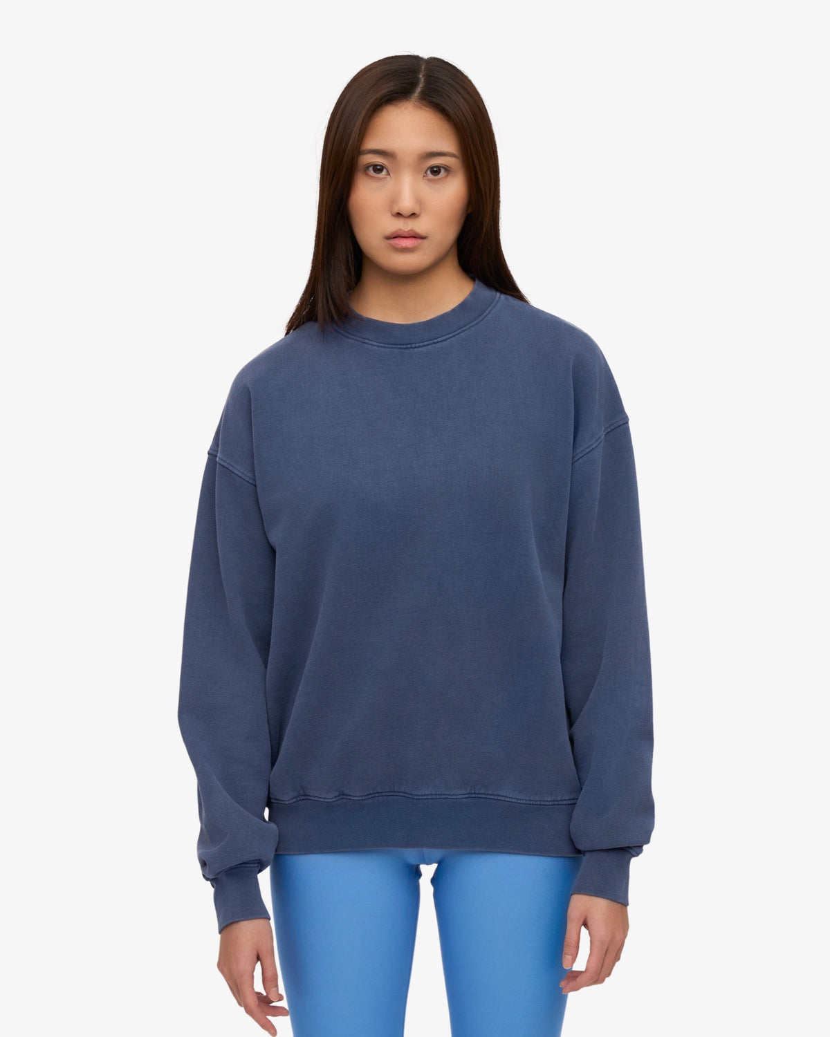 Organic Oversized Crew — Colorful Standard — Neptune Blue — porté, vue de face | Appart 17 Bruxelles
