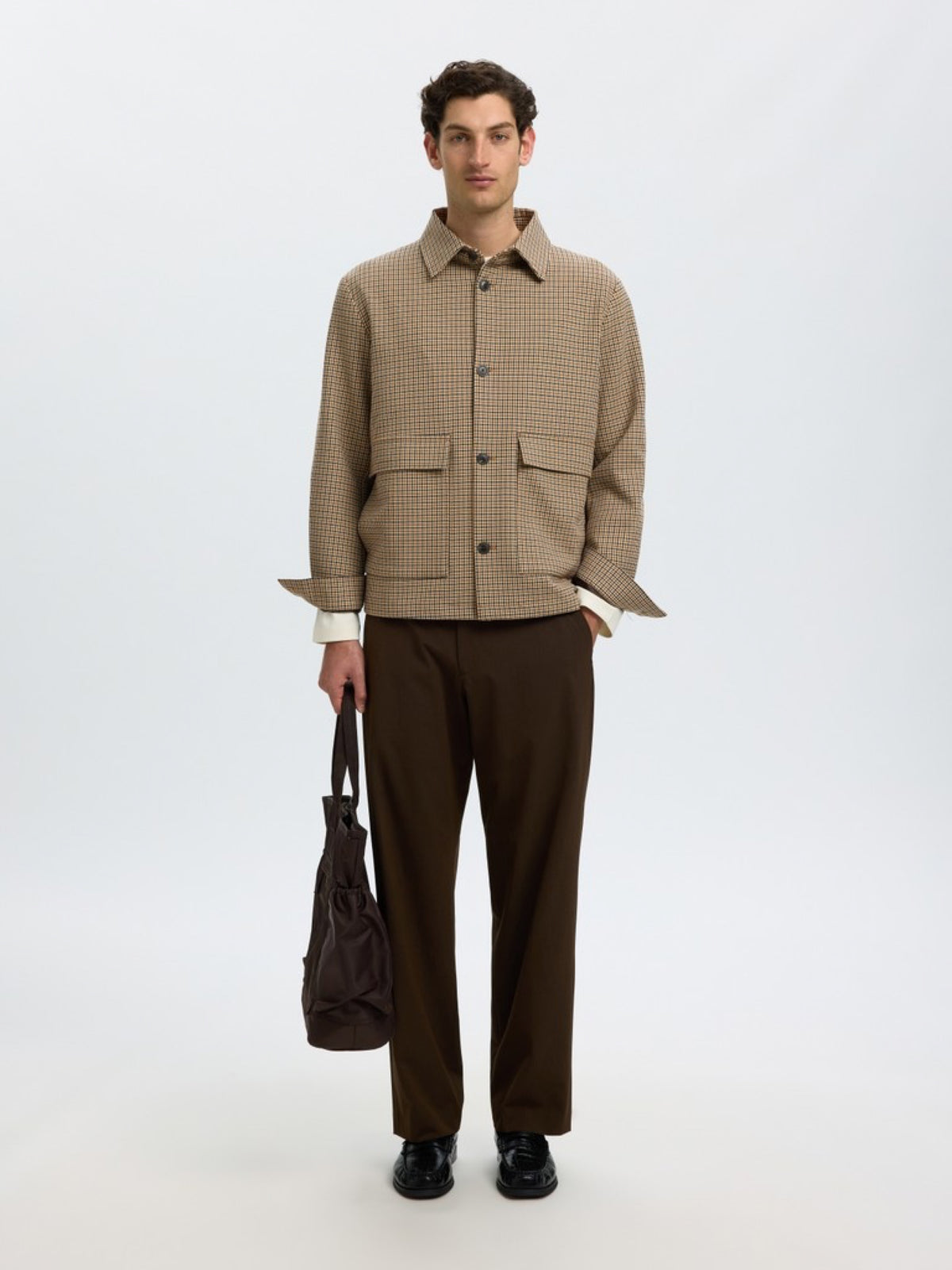 Selected Homme SLMREG-EZRA Blazer hybride à carreaux, coupe regular — Selected Homme — Monks Robe Checks — porté en pied 2 | Appart 17 Bruxelles