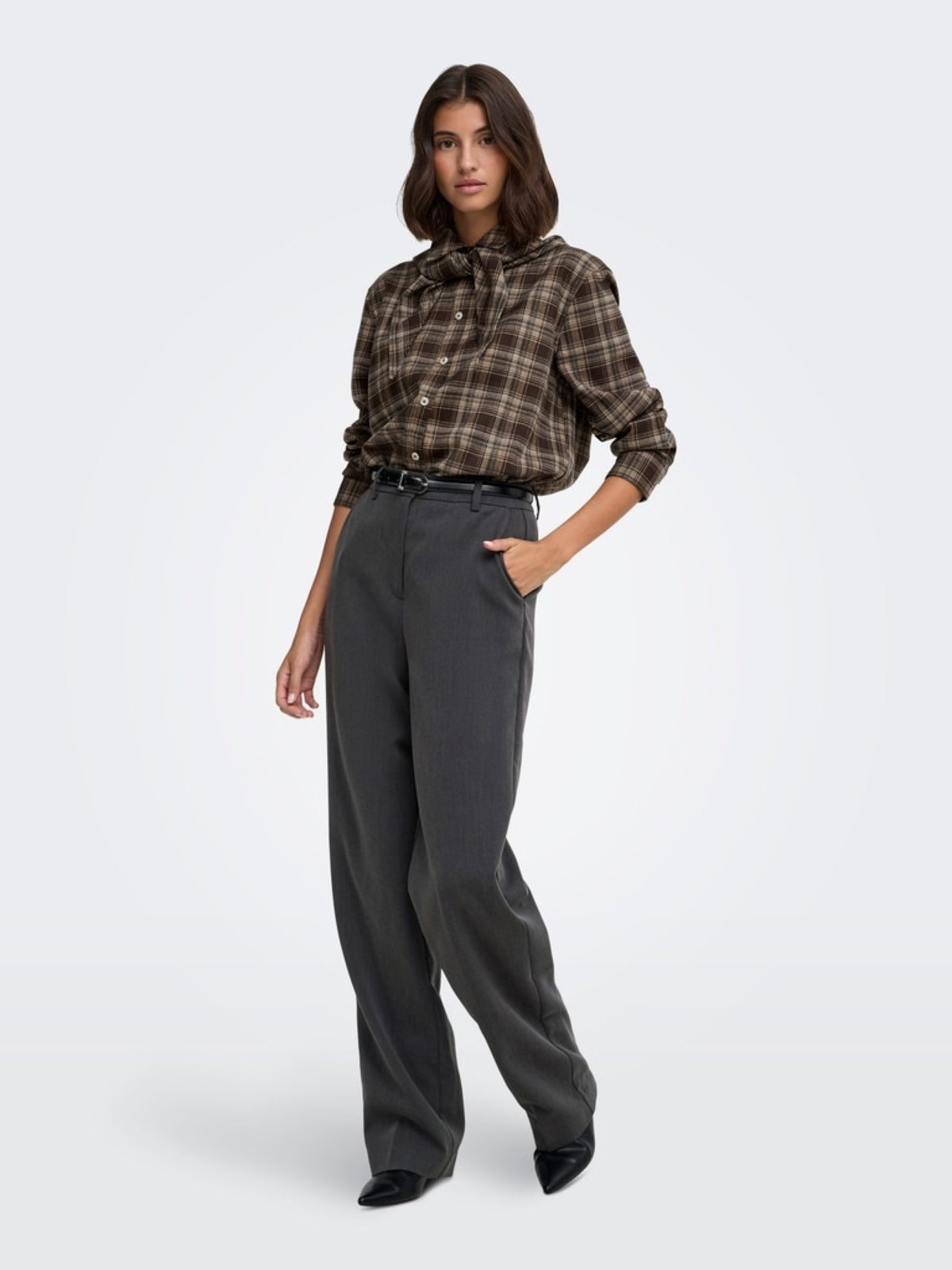 JDYELODY Chemise à carreaux avec foulard attaché — JDY — Coffee Bean Checks — porté, en pied 2 | Appart 17 Bruxelles