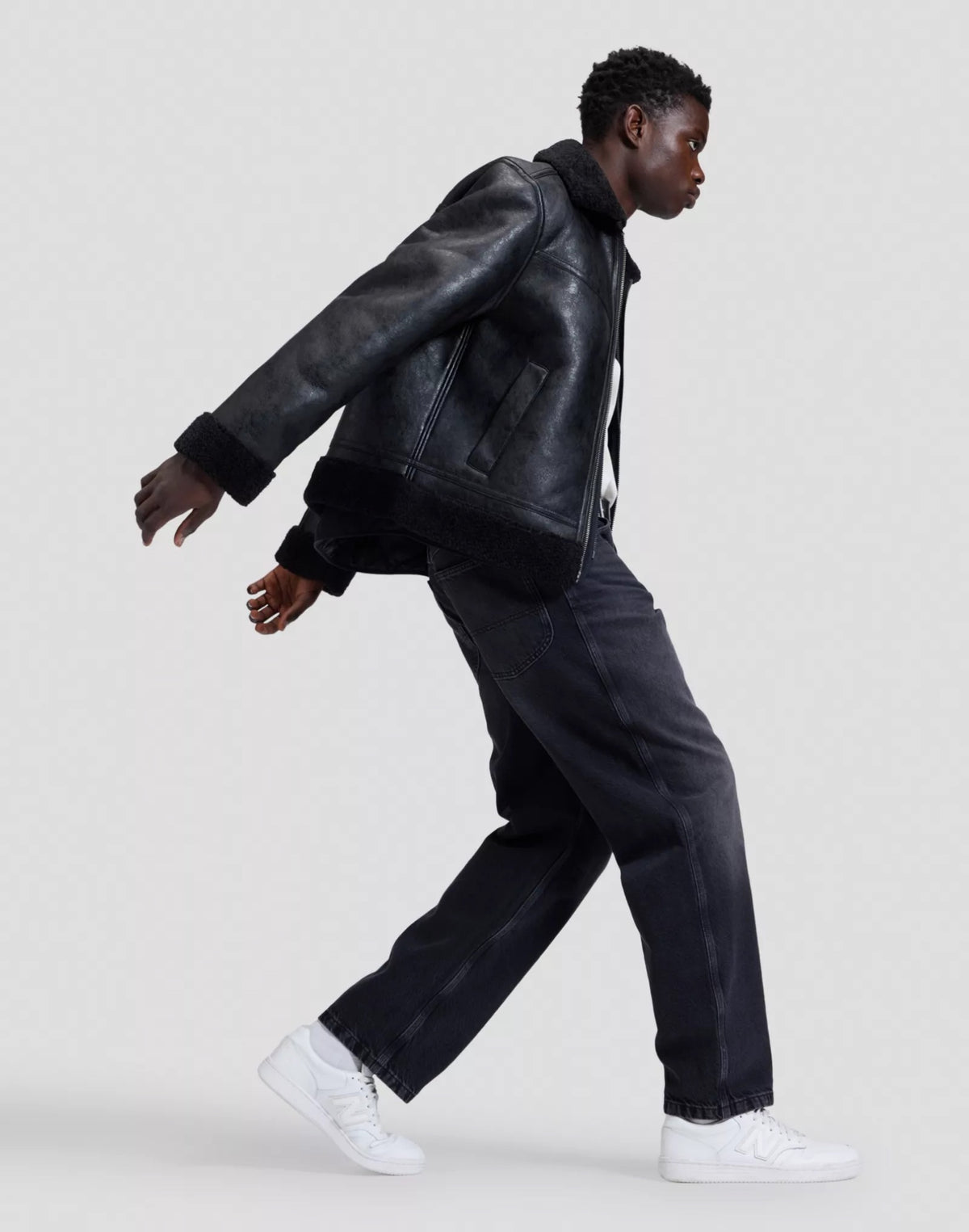 AVIATOR Blouson aviateur homme effet cuir, col chemise en sherpa — Lee — Black — lifestyle, de profil en mouvement 6 | Appart 17 Bruxelles