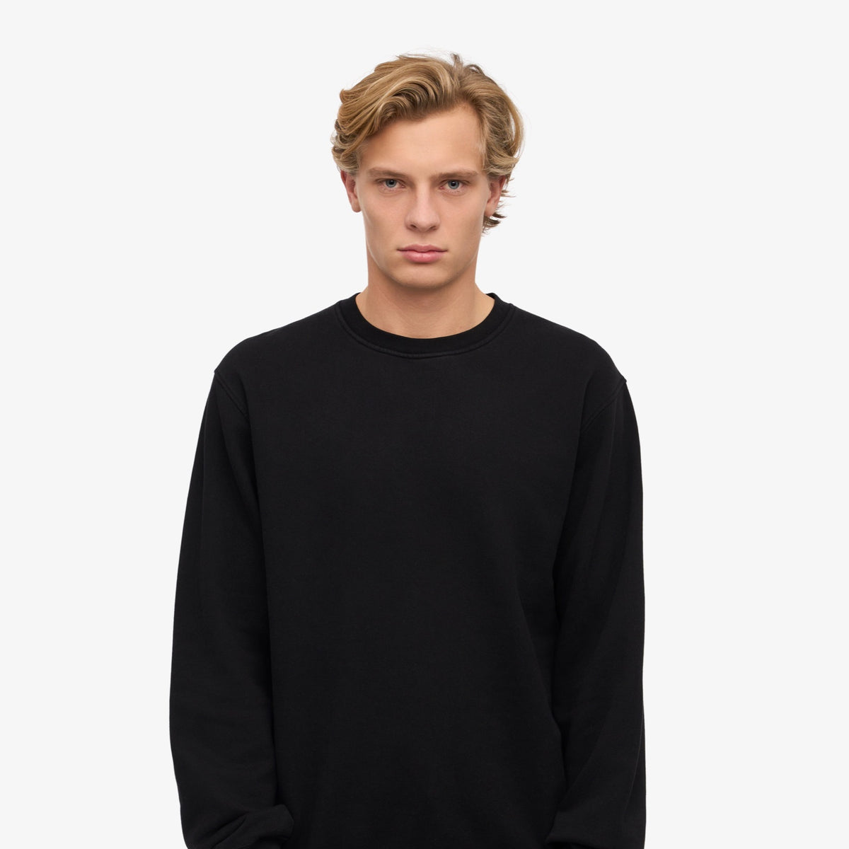 Colorful Standard Classic Organic Crew Sweat col rond coton bio — Colorful Standard — Deep Black — porté, vue de face | Appart 17 Bruxelles