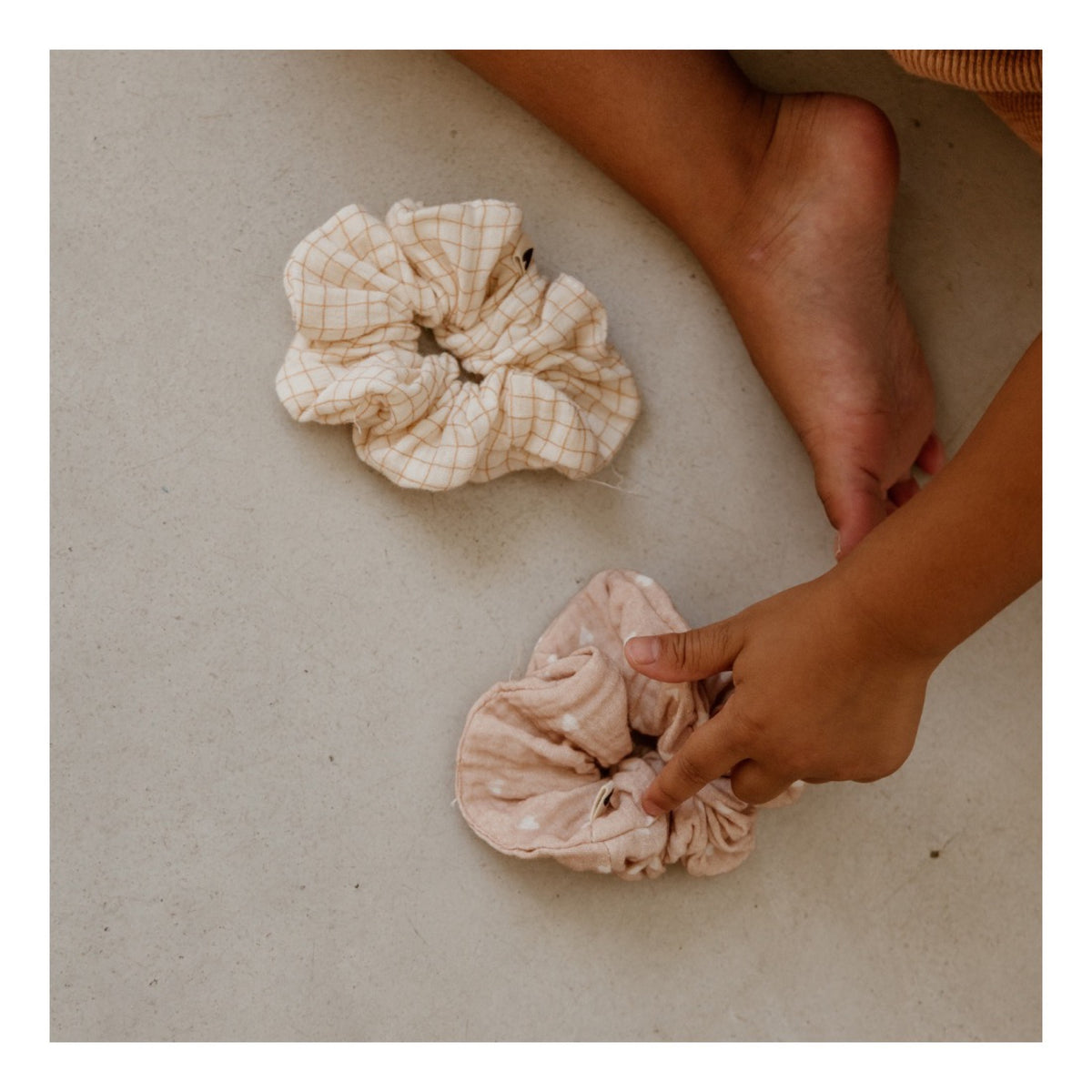 Chouchou en gaze de coton — Atelier Wagram — Petits carreaux — autre vue 2 | Appart 17 Bruxelles