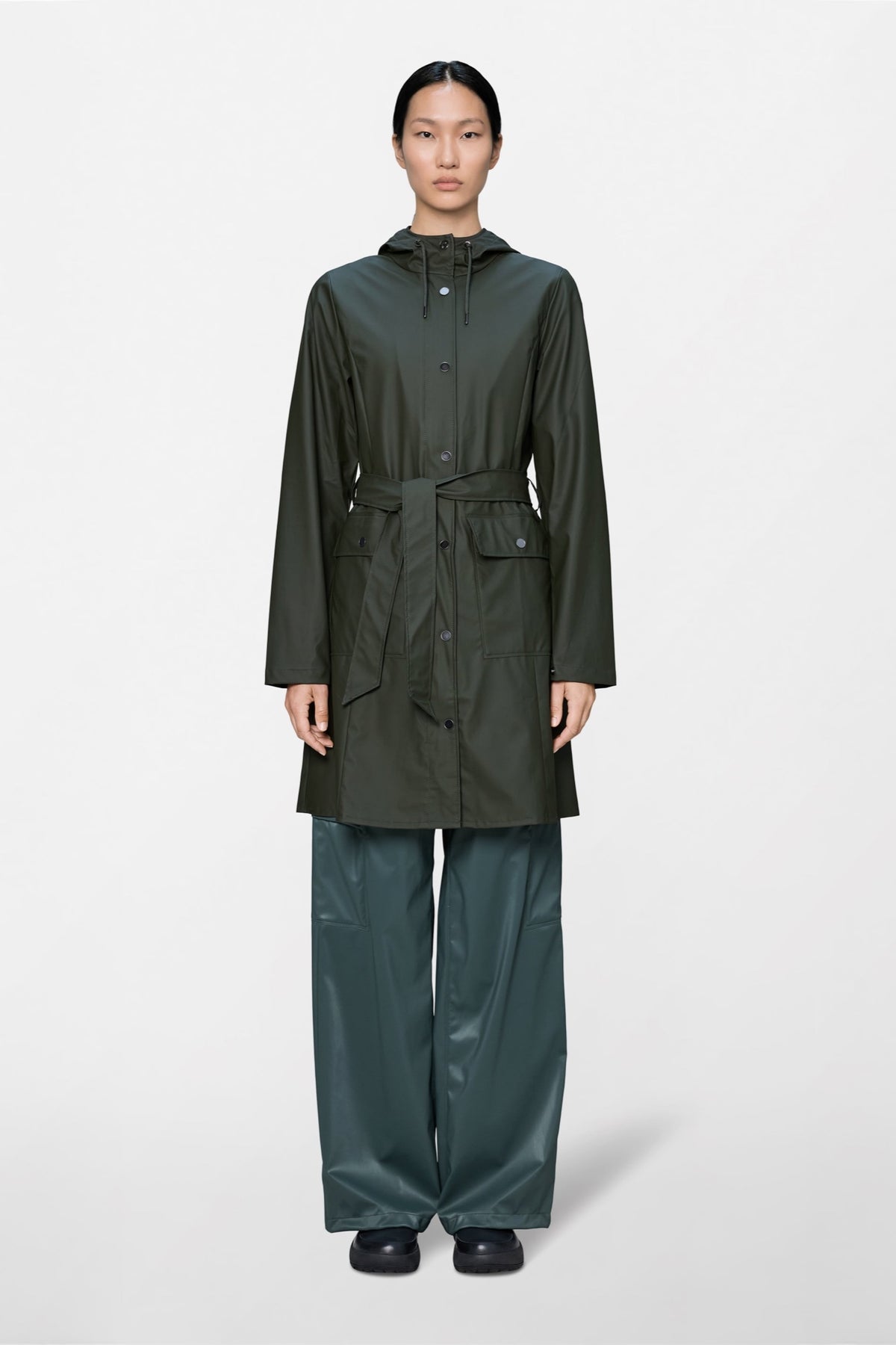Rains Curve Long Jacket W3 — Rains — Green — porté | Appart 17 Bruxelles
