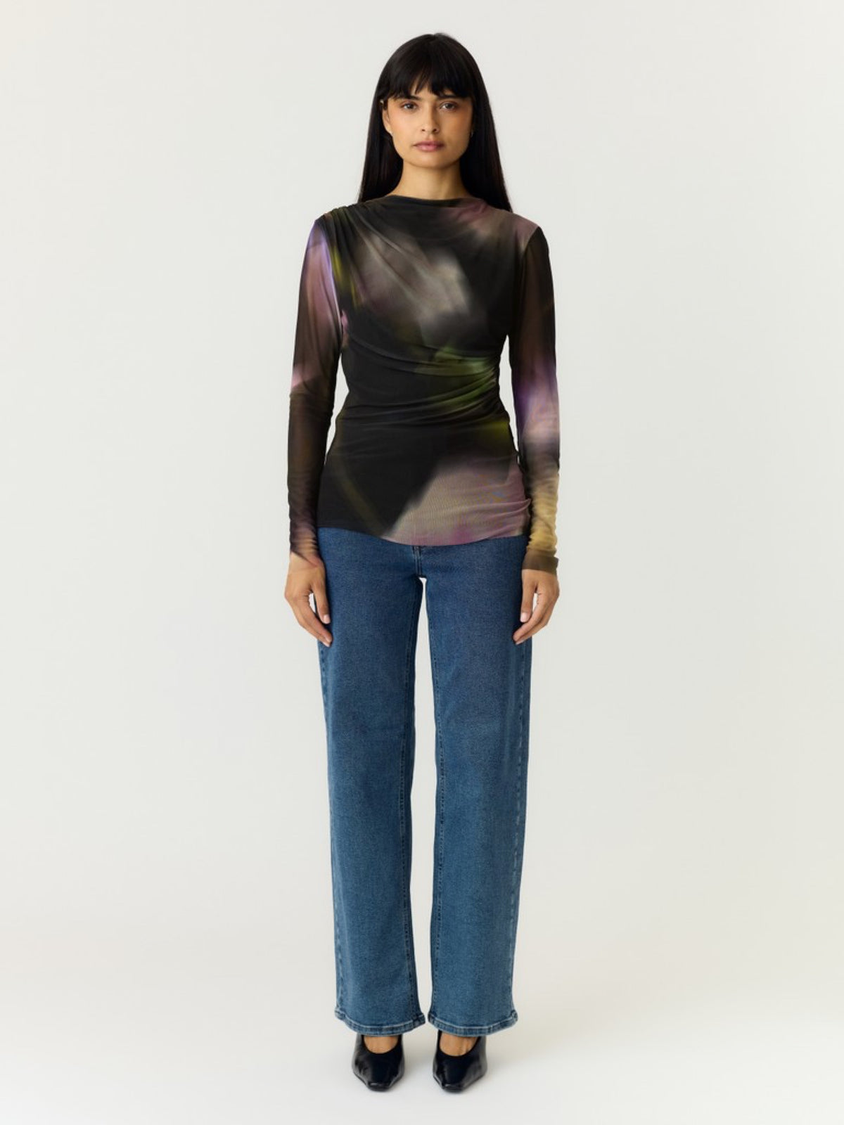 YASSHAMA Top en mesh imprimé all-over, col rond — YAS — Black AOP — porté 2 | Appart 17 Bruxelles