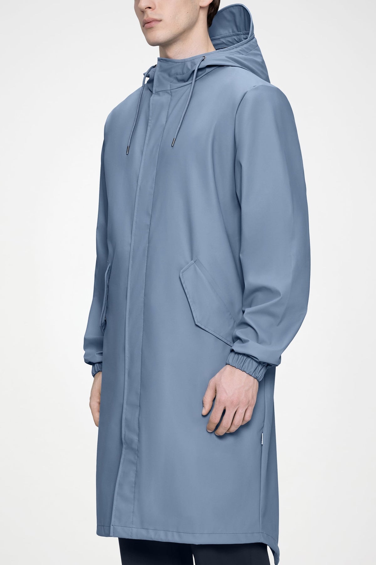 Fishtail Parka W3 — Rains — Blue Dusk — porté, détail | Appart 17 Bruxelles
