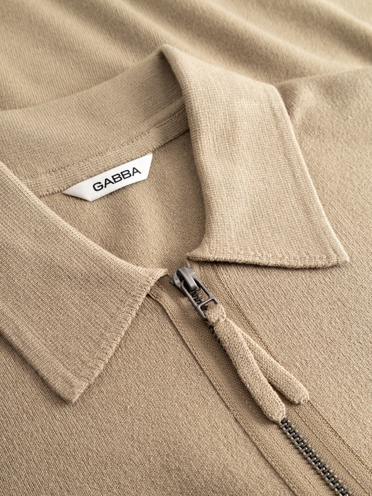 GABadriel Pull demi-zip en maille Lume, col montant — Gabba — Sand Crocker — détail du col zippé 3 | Appart 17 Bruxelles