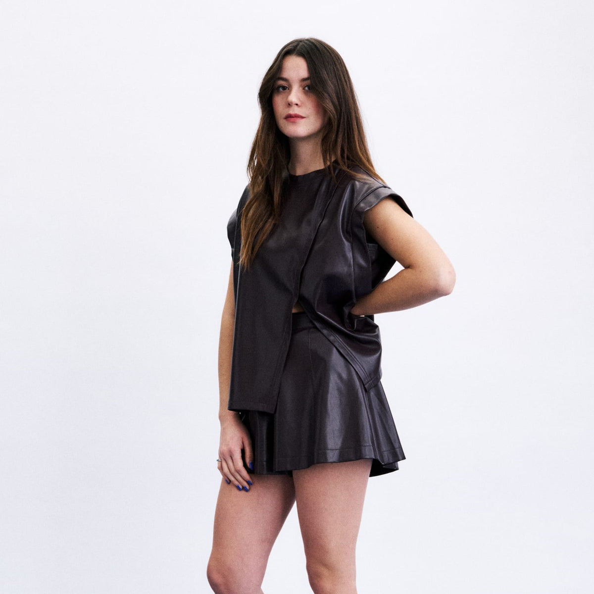 NORTON Short taille haute en simili cuir, jambe évasée — FRNCH — Figue — porté | Appart 17 Bruxelles