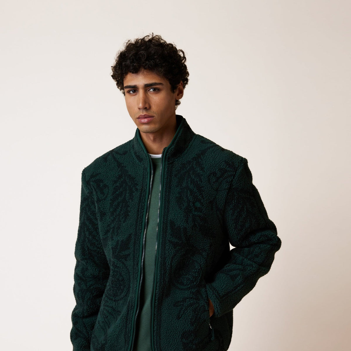 SENONCHE Veste polaire double face à motif jacquard placé — FAGUO — Vert foncé — porté | Appart 17 Bruxelles