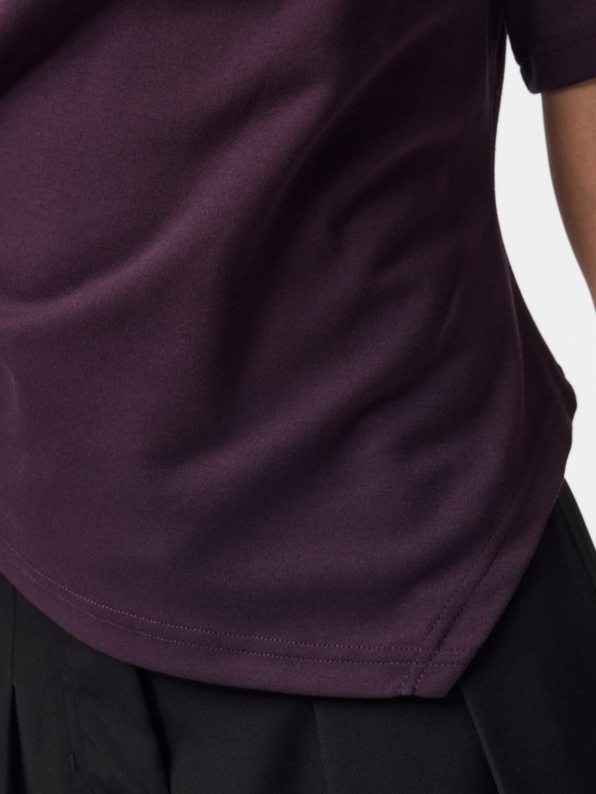 PCVICTORIA Top drapé asymétrique à manches courtes — Pieces — Plum Perfect — détail de l'ourlet en pointe 7 | Appart 17 Bruxelles