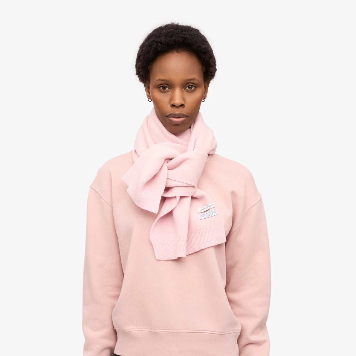 Colorful Standard Merino Wool Scarf Écharpe laine mérinos recyclée — Colorful Standard — Faded Pink — porté, vue de face | Appart 17 Bruxelles