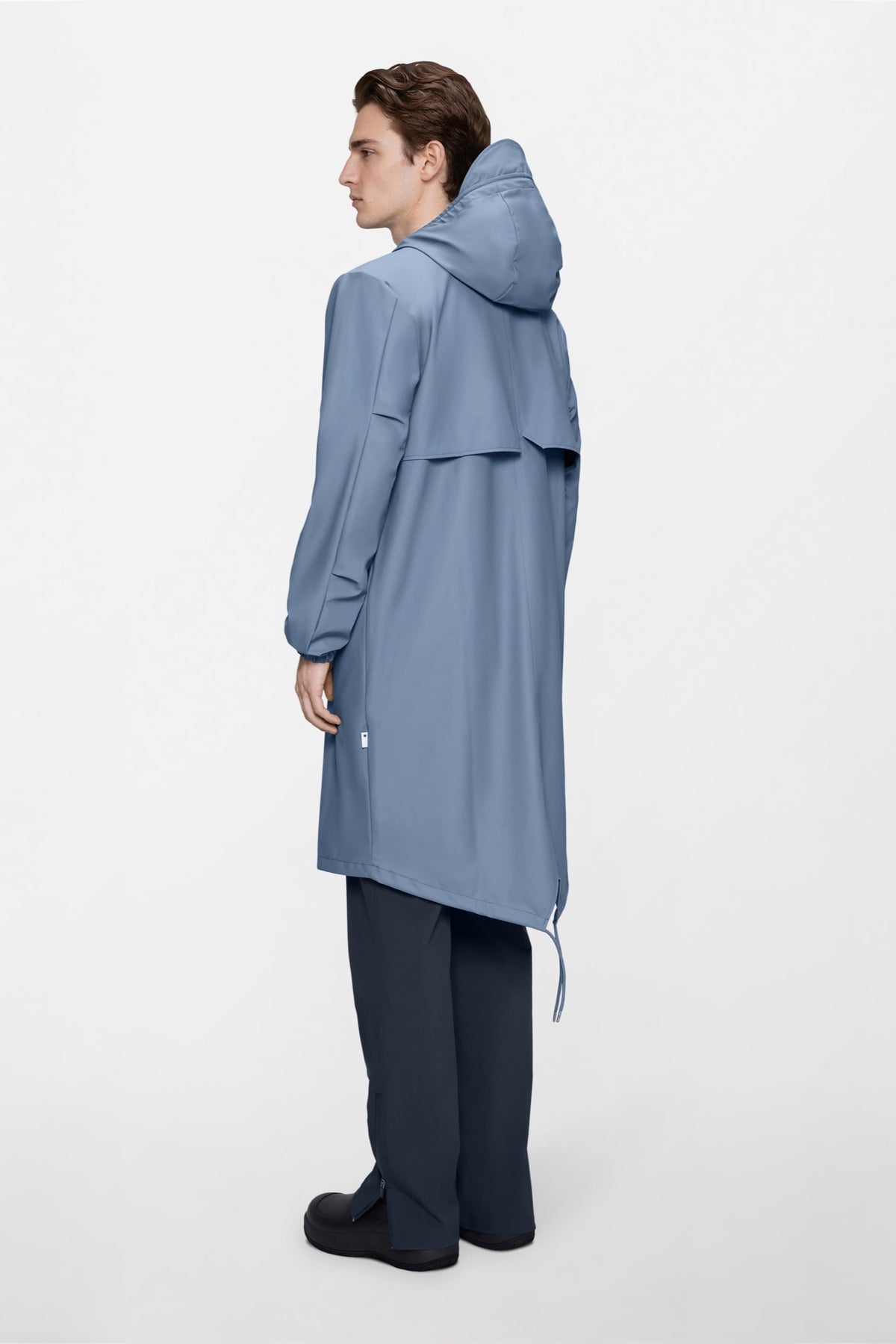 Fishtail Parka W3 — Rains — Blue Dusk — porté, vue de dos | Appart 17 Bruxelles