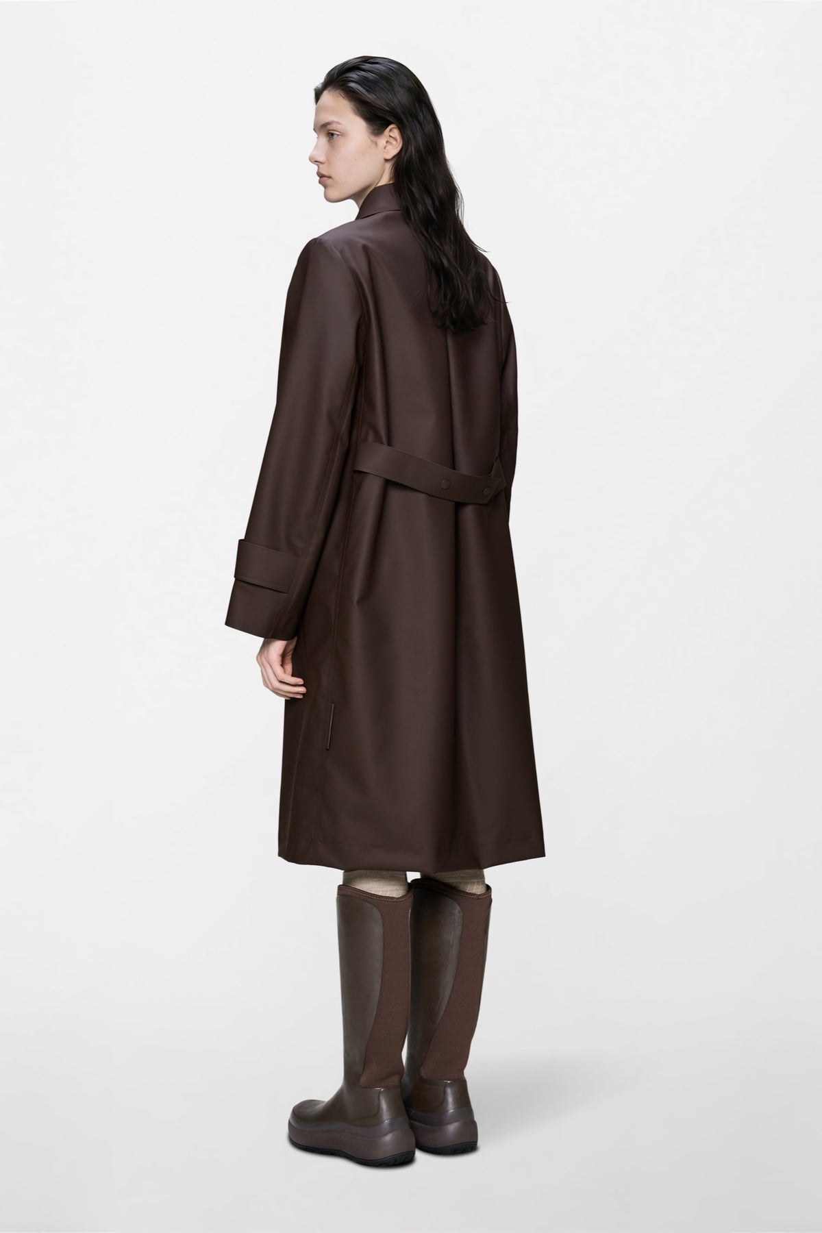 Rains NARA Long W Jacket Imperméable long cintré à capuche amovible — Rains — Bark — porté, vue de dos 2 | Appart 17 Bruxelles