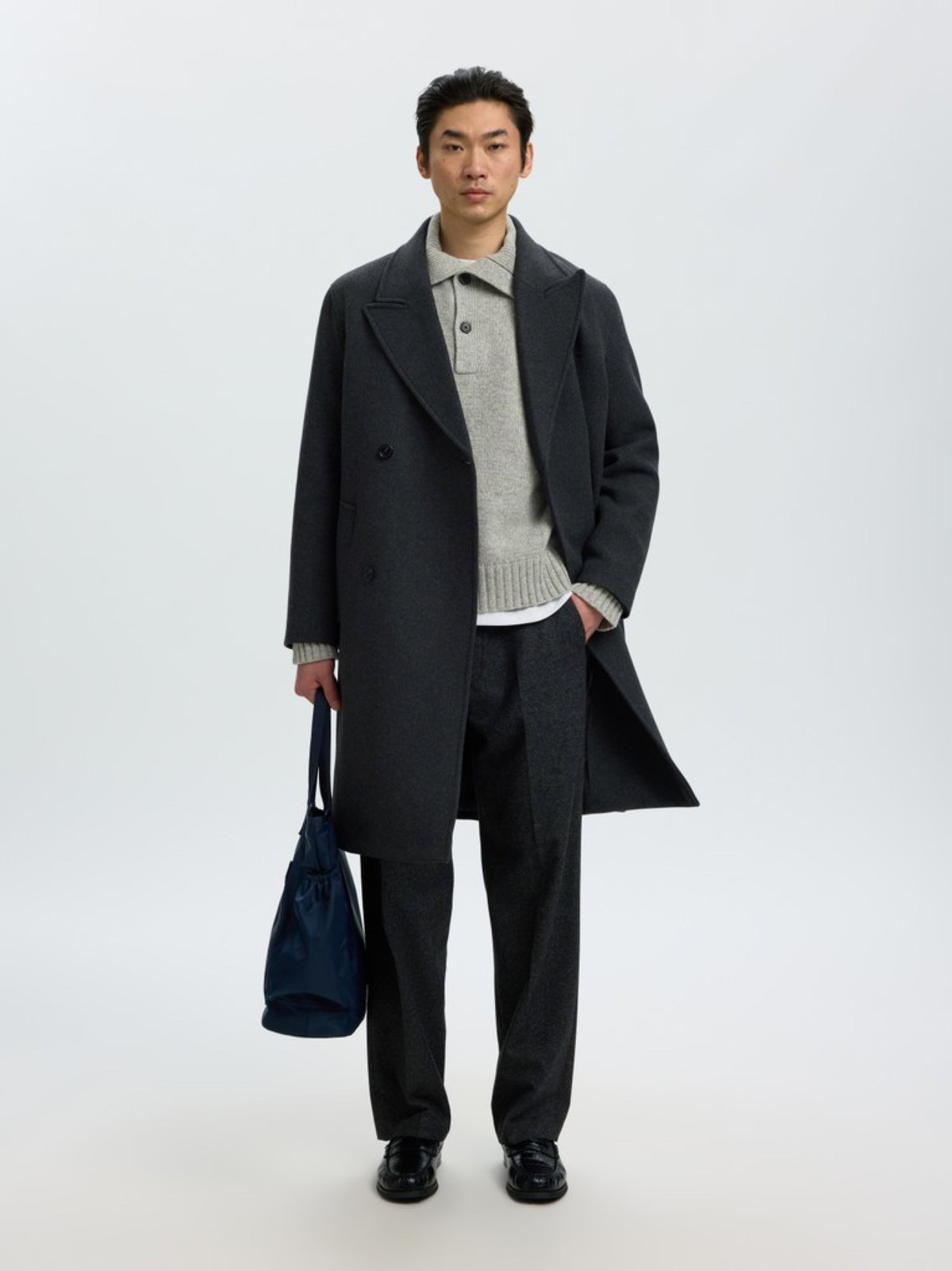 SLMCODY Polo en maille de laine, coupe décontractée — Selected Homme — Light Grey Melange — porté, sous un manteau 5 | Appart 17 Bruxelles