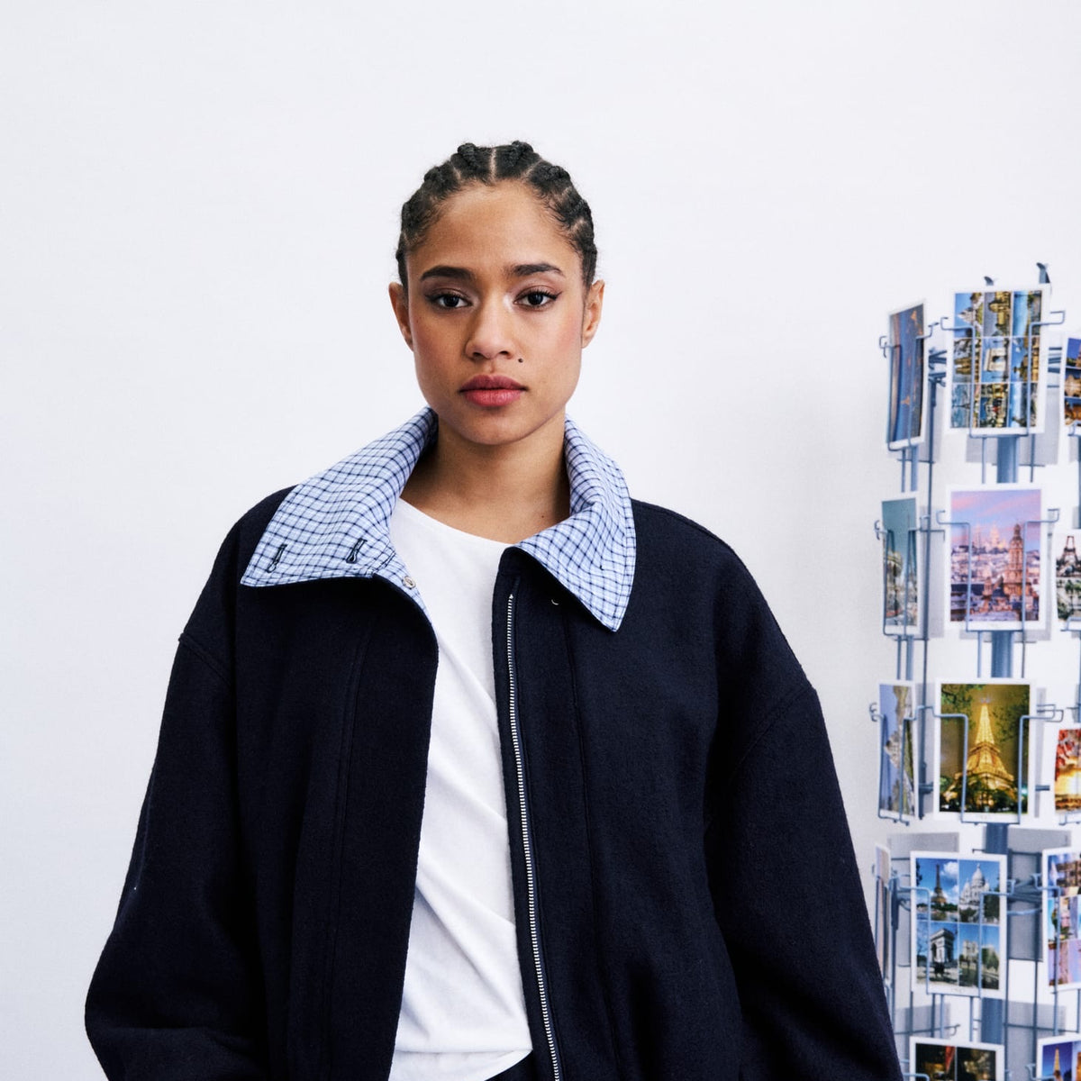 MARITSA Blouson zippé en lainage alpaga à col vichy — FRNCH — Bleu marine — porté, ouvert | Appart 17 Bruxelles
