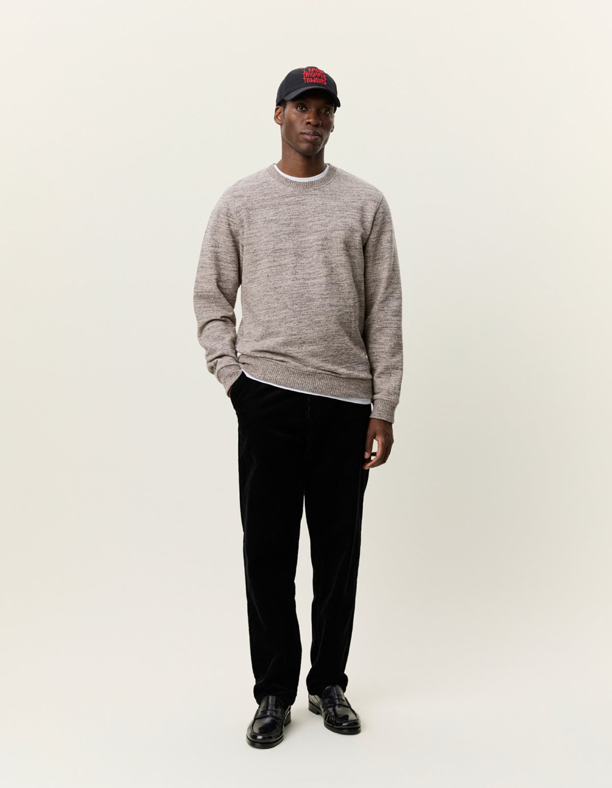 Mouline Sweatshirt en coton mouliné — Les Deux — Dark Sand — porté, en pied 4 | Appart 17 Bruxelles