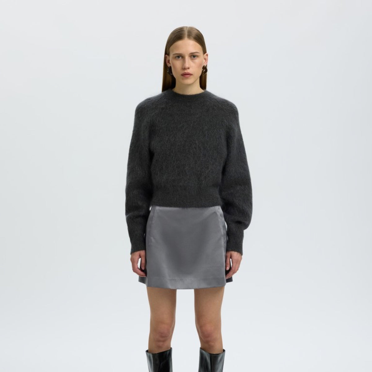 SLWATHENA Mini-jupe trapèze en satin de polyester recyclé — Selected Femme — Asphalt — porté | Appart 17 Bruxelles