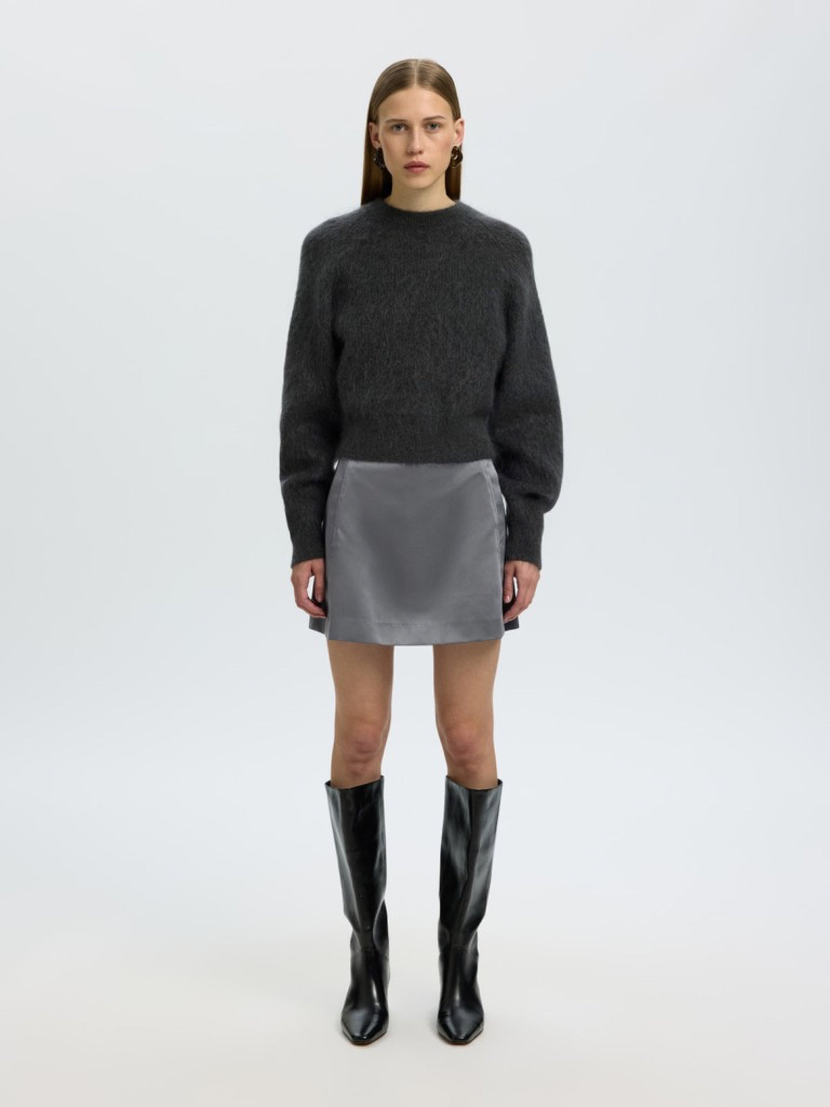 SLWATHENA Mini-jupe trapèze en satin de polyester recyclé — Selected Femme — Asphalt — porté | Appart 17 Bruxelles