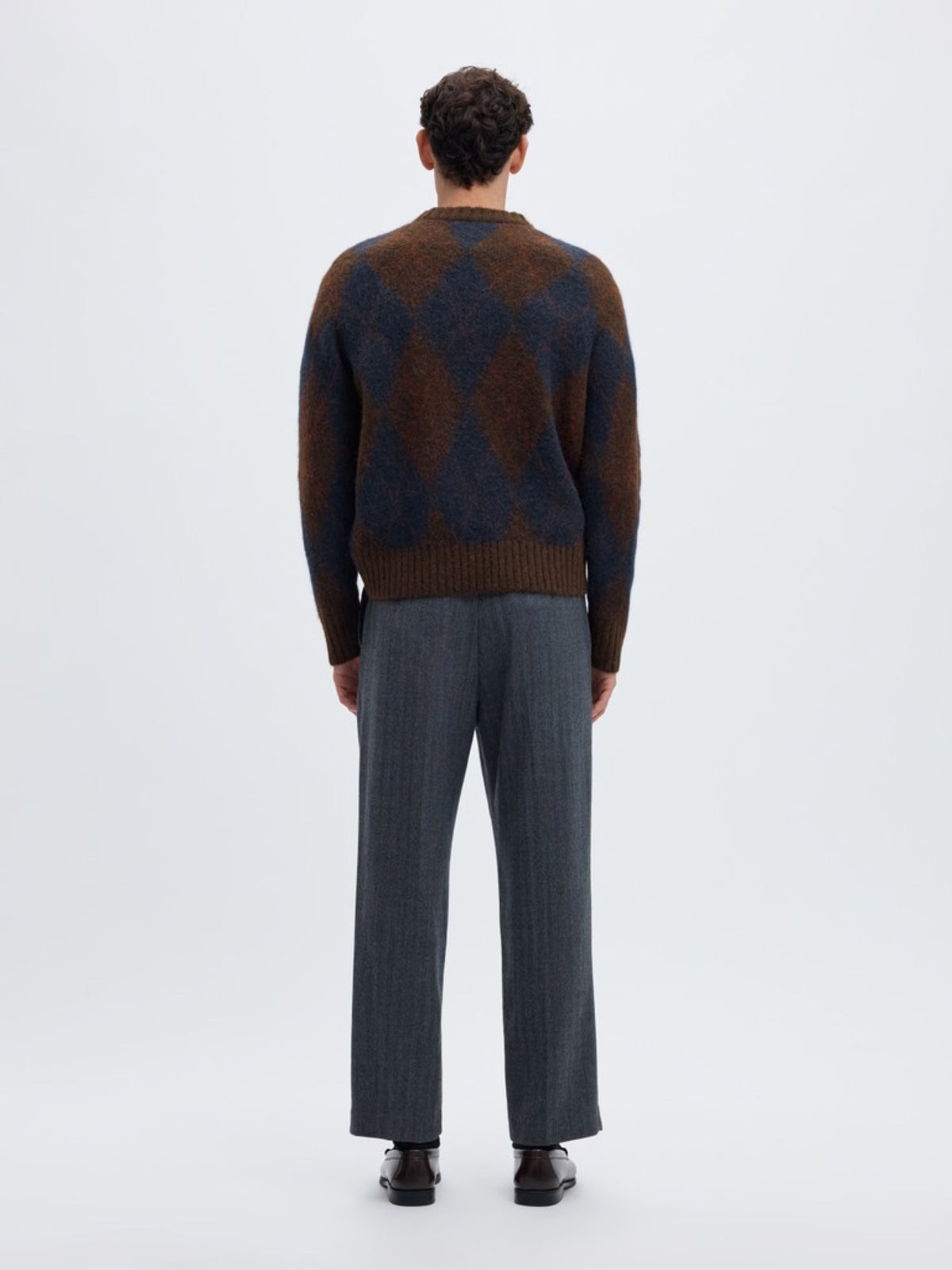 SLMRAI Pull jacquard à losanges, alpaga et laine — Selected Homme — Delicioso Navy Blazer — porté, de dos 3 | Appart 17 Bruxelles