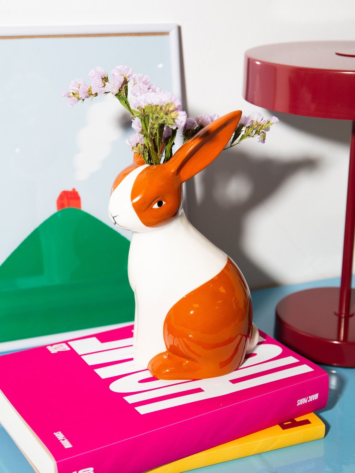 Vase lapin Forest en céramique, taille M — DOIY — Roux et blanc — en situation | Appart 17 Bruxelles