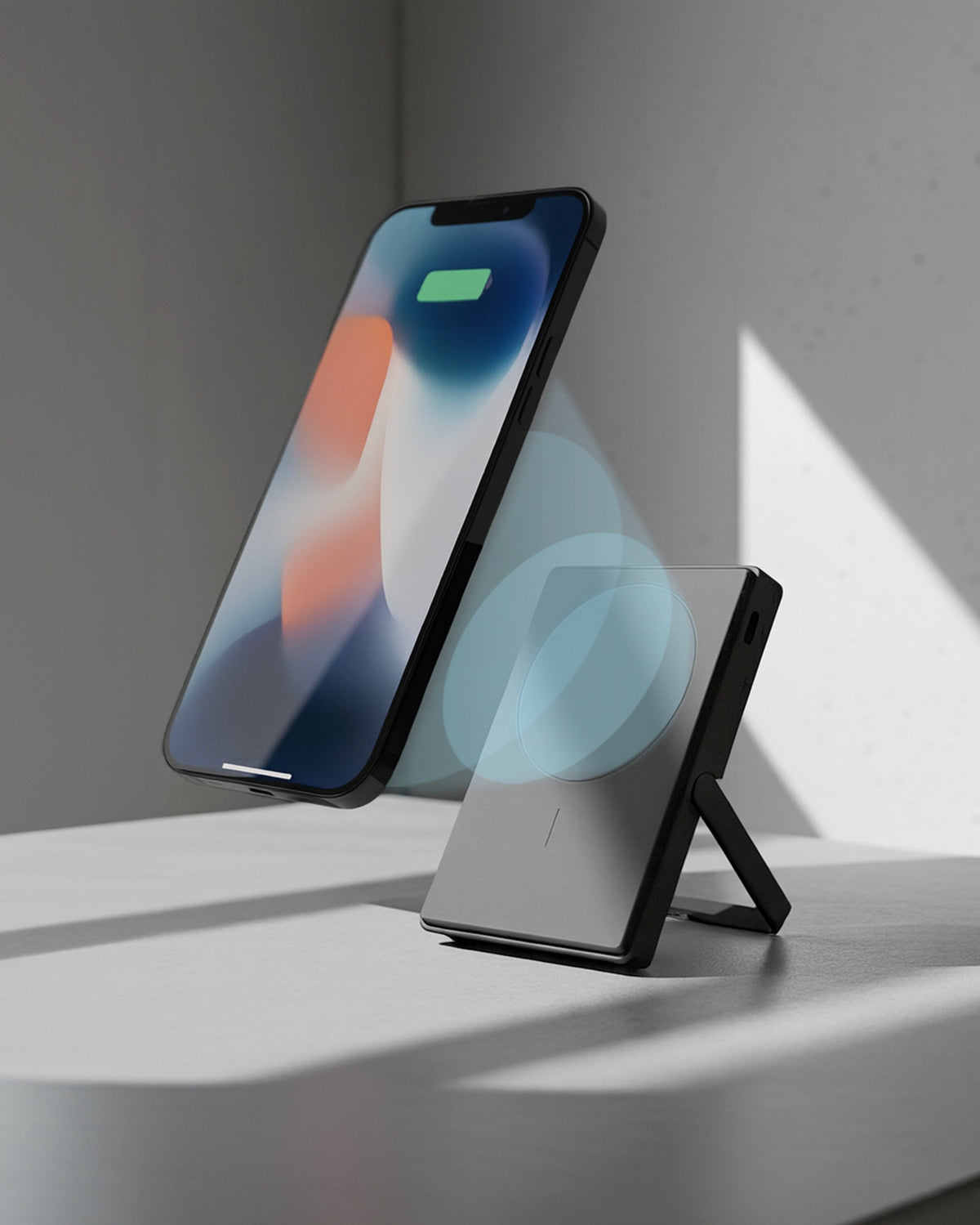 Batterie externe à induction aimantée 5 000 mAh — Casyx — téléphone posé sur la béquille | Appart 17 Bruxelles