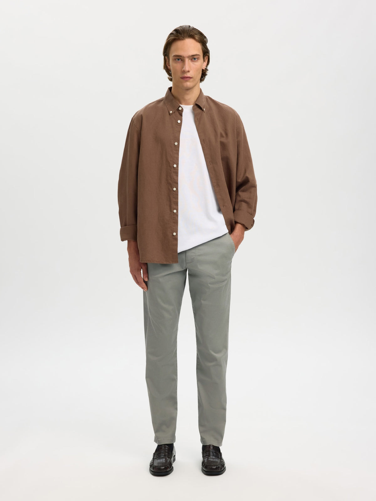 SLM175 NEW MILES Pantalon slim chino stretch coton bio — Selected Homme — Vetiver — porté en look complet | Appart 17 Bruxelles
