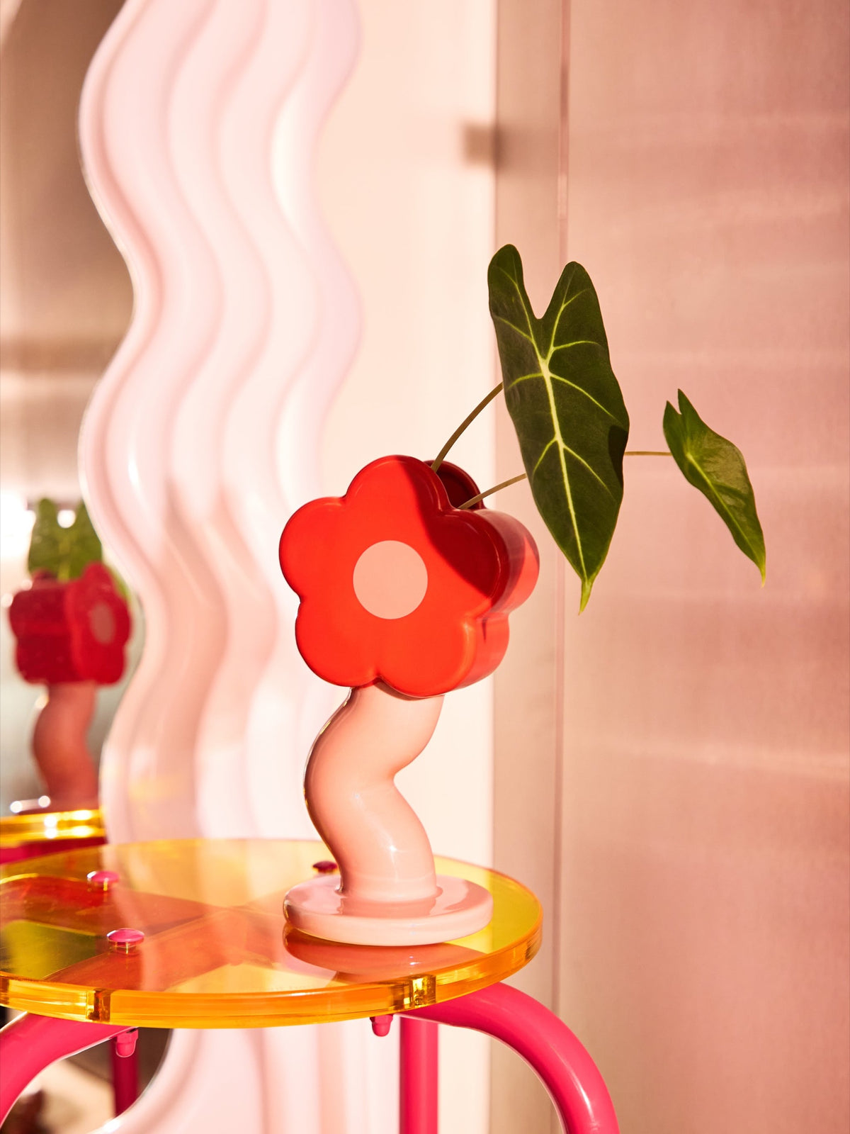 Fluid Market Vase Fleur Curve en céramique — Fluid Market — Rouge & rose — en situation 2 | Appart 17 Bruxelles