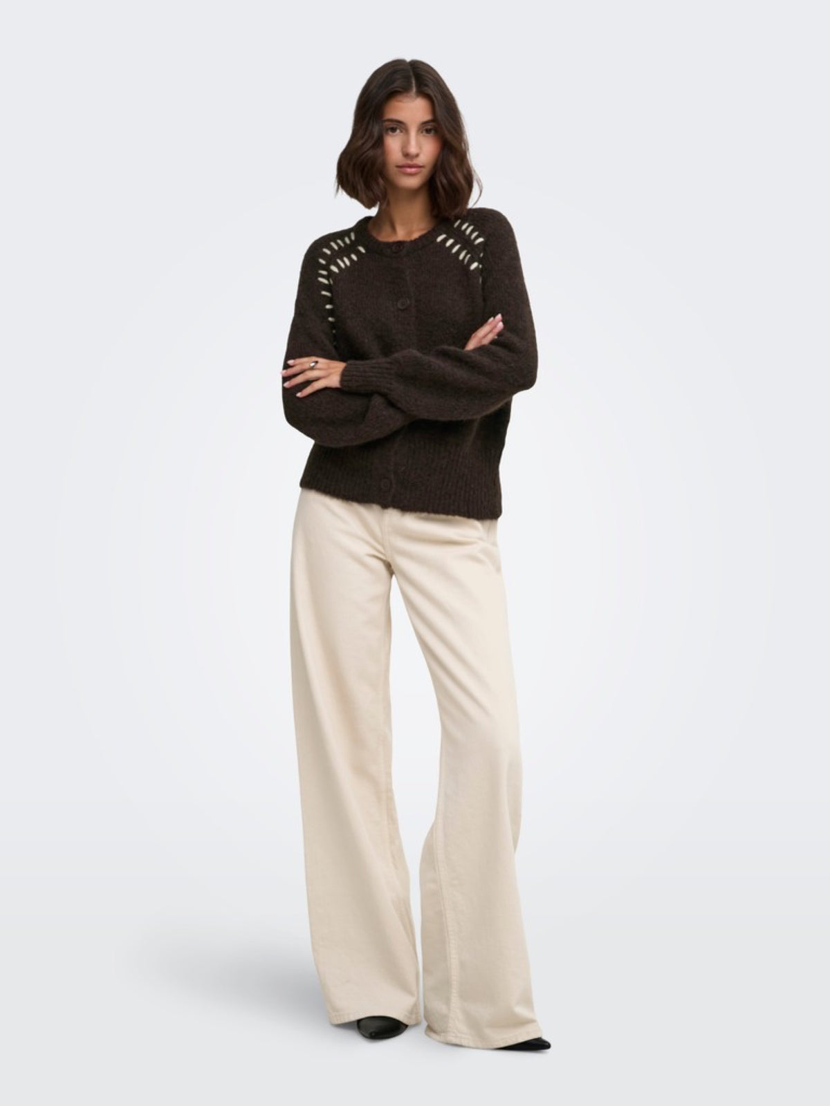 JDYZOEY ELLA Cardigan en maille à surpiqûres contrastées — JDY — Coffee Bean — porté 2 | Appart 17 Bruxelles