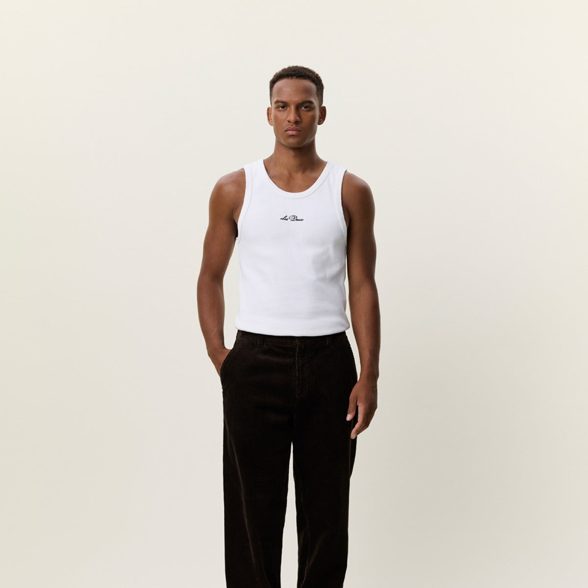 Corduroy Tapered Pantalon en velours côtelé — Les Deux — Delicioso Brown — porté, en pied | Appart 17 Bruxelles