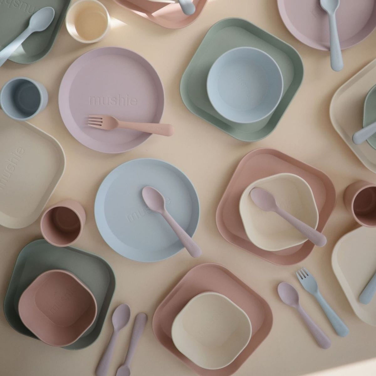 Coffret vaisselle enfant Round — Mushie — Powder Blue — mise en situation 4 | Appart 17 Bruxelles