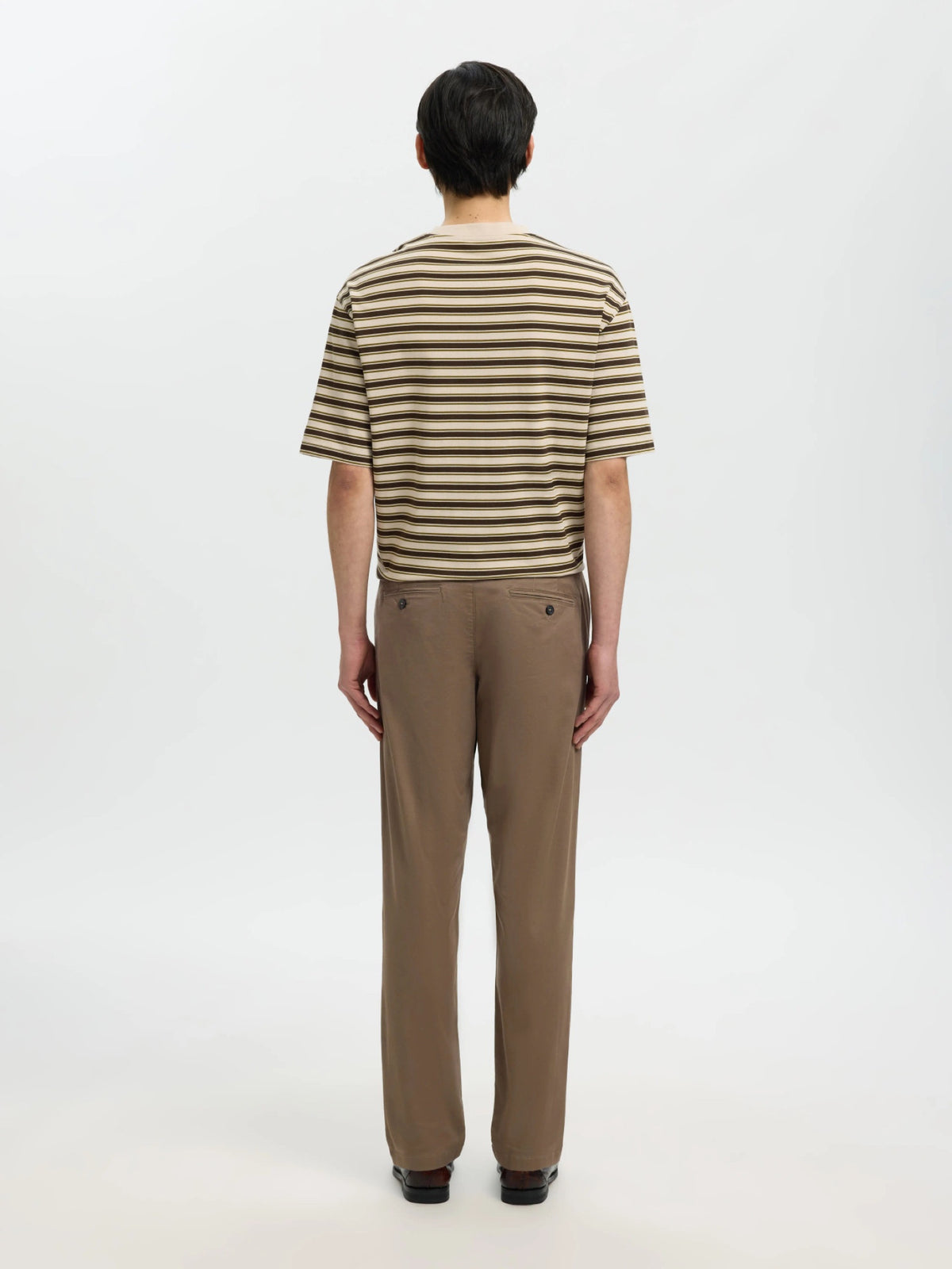 SLM175 NEW MILES Pantalon slim chino stretch coton bio — Selected Homme — Chocolate Chip — porté, vue de dos | Appart 17 Bruxelles