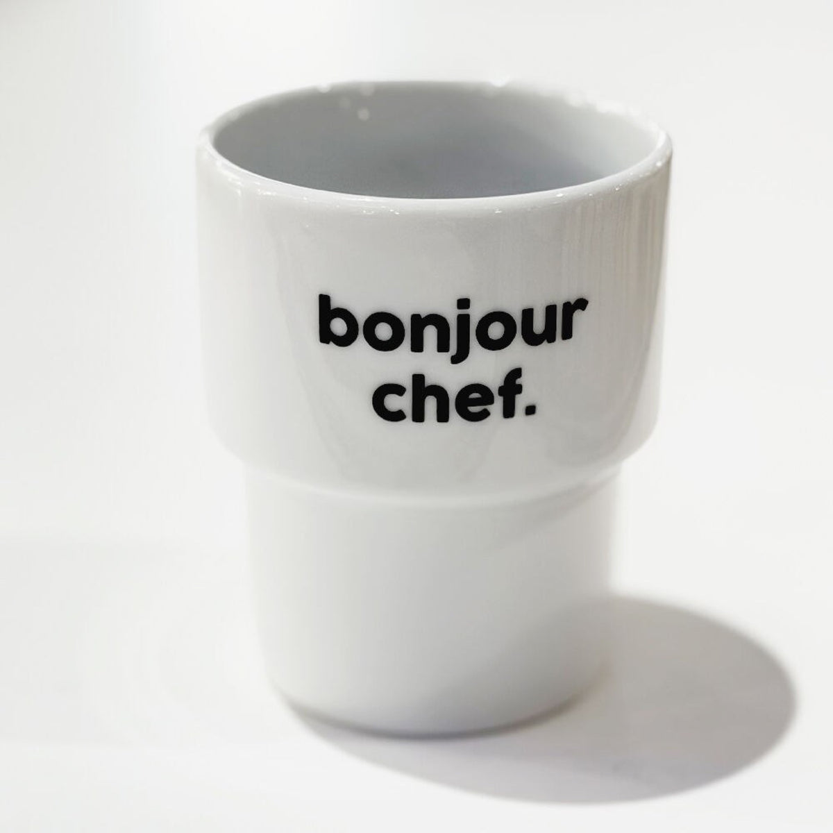 Félicie Aussi Gobelet « Bonjour chef » en porcelaine — Felicie Aussi — Bonjour chef — photo produit | Appart 17 Bruxelles