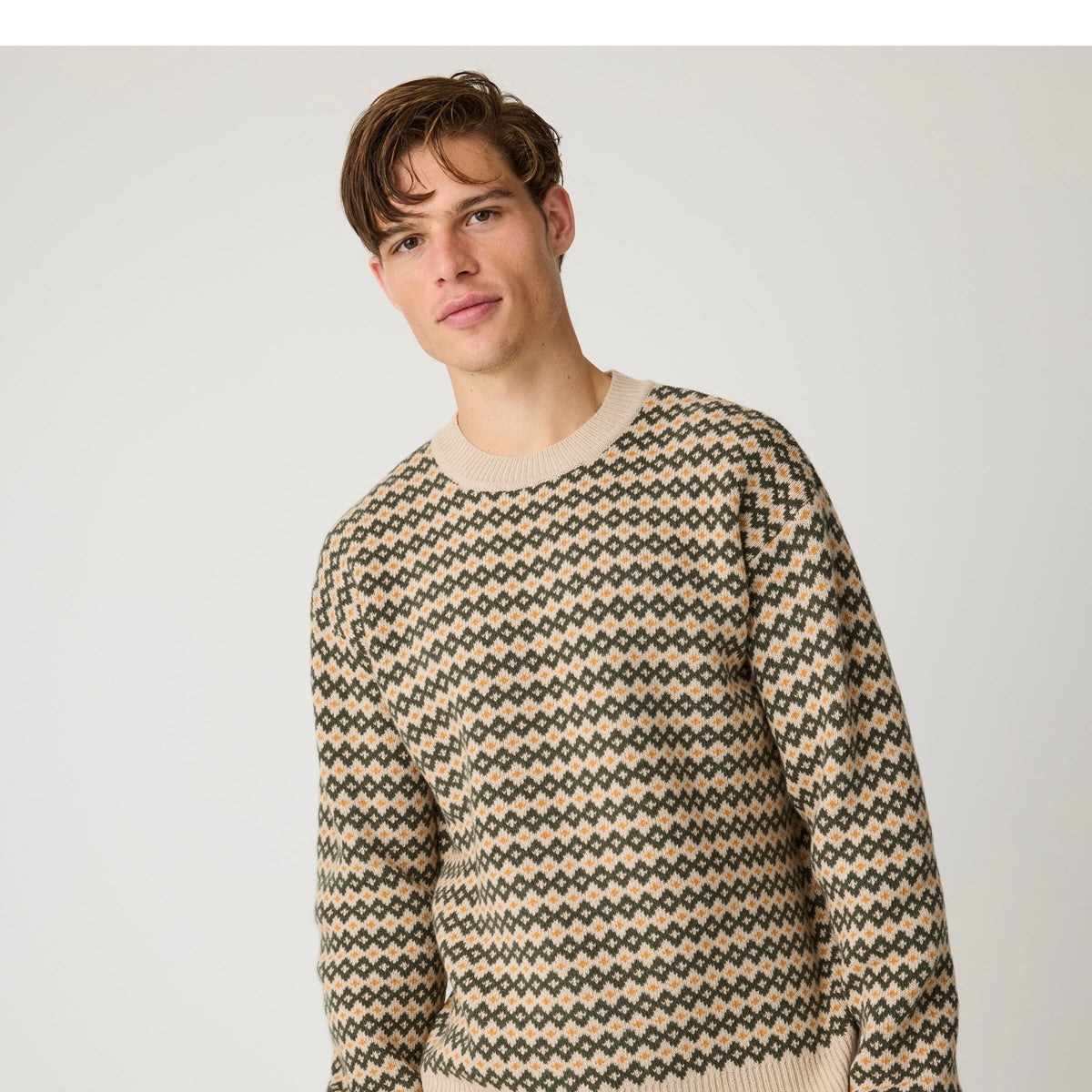 Pull jacquard col rond en pure laine d'agneau — KnowledgeCotton Apparel — Vert — porté | Appart 17 Bruxelles