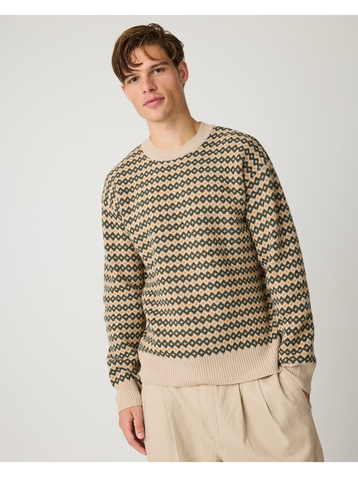 Pull jacquard col rond en pure laine d'agneau — KnowledgeCotton Apparel — Vert — porté | Appart 17 Bruxelles