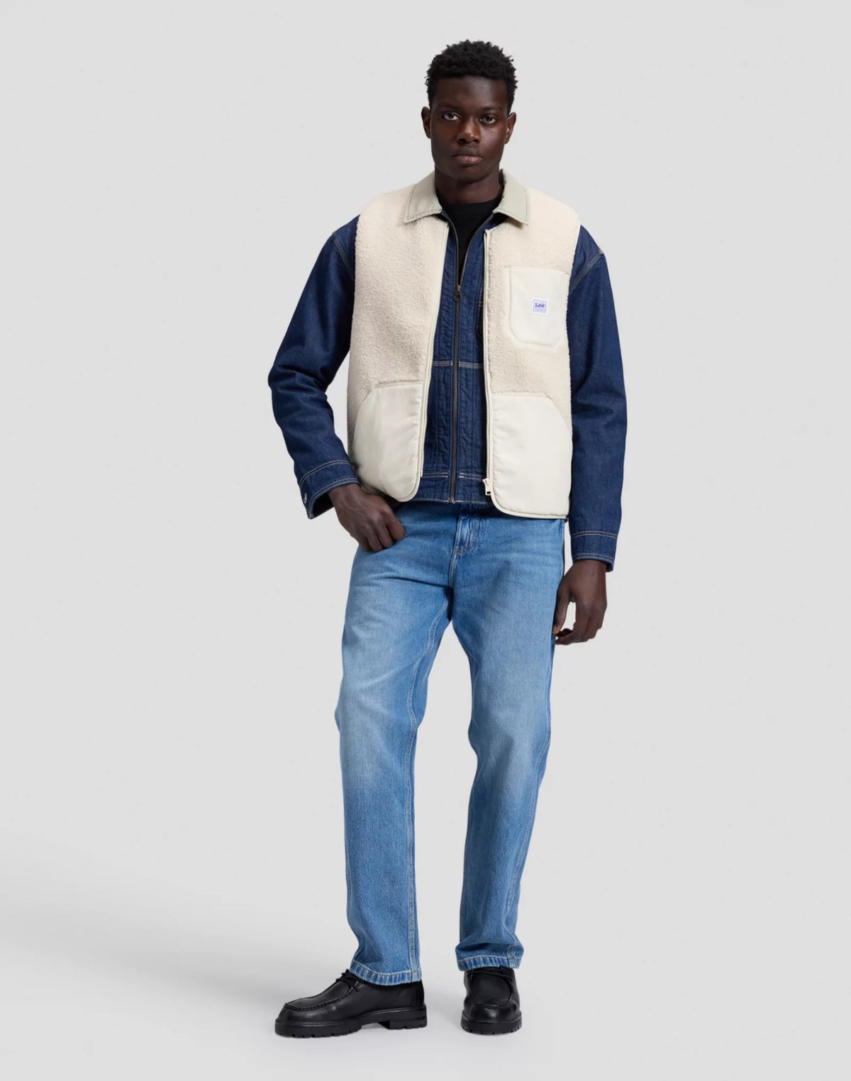 WORKWEAR Gilet sans manches zippé en sherpa, poches en toile — Lee — Warm Ecru — silhouette en pied, par-dessus une veste en jean 5 | Appart 17 Bruxelles