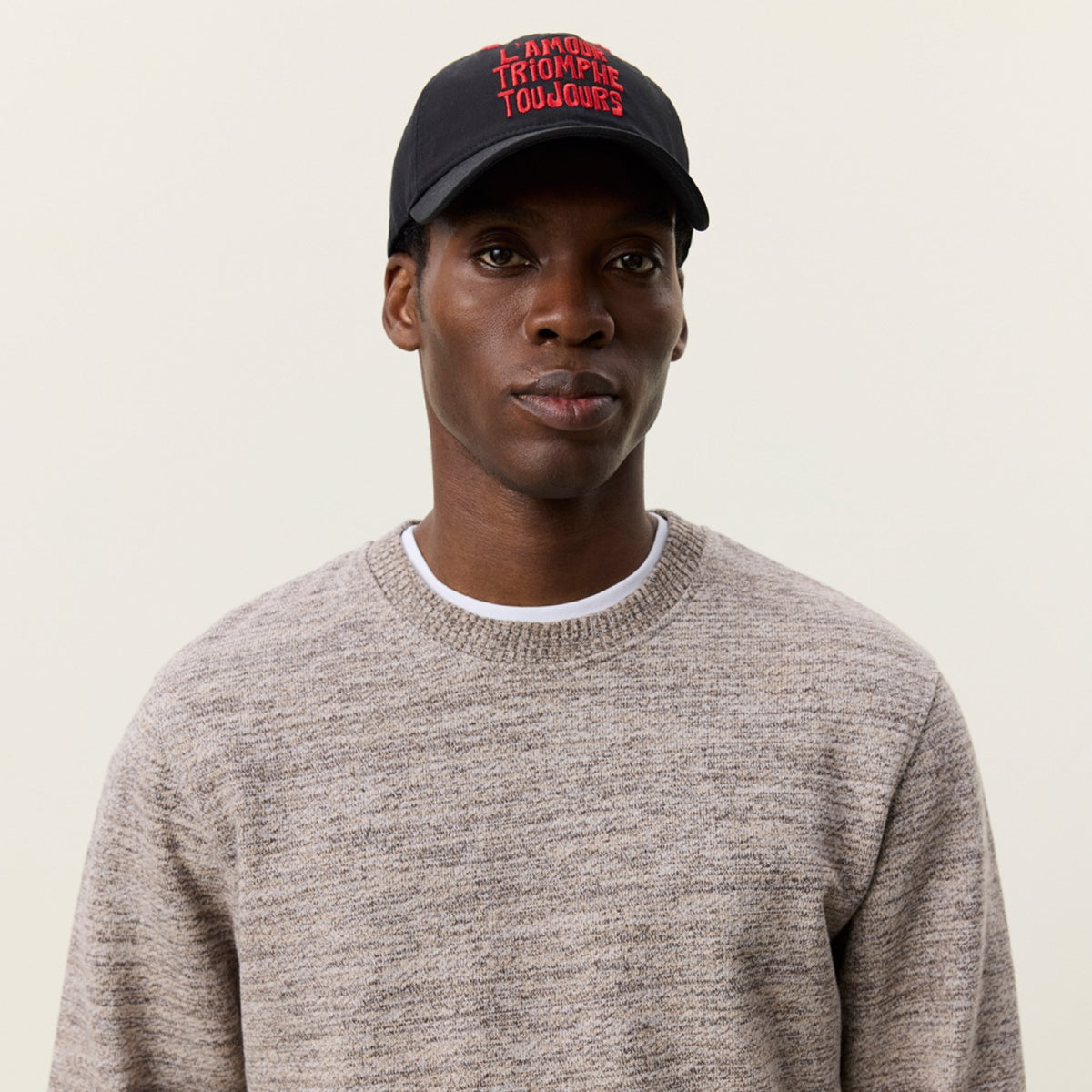 Mouline Sweatshirt en coton mouliné — Les Deux — Dark Sand — porté, de face | Appart 17 Bruxelles