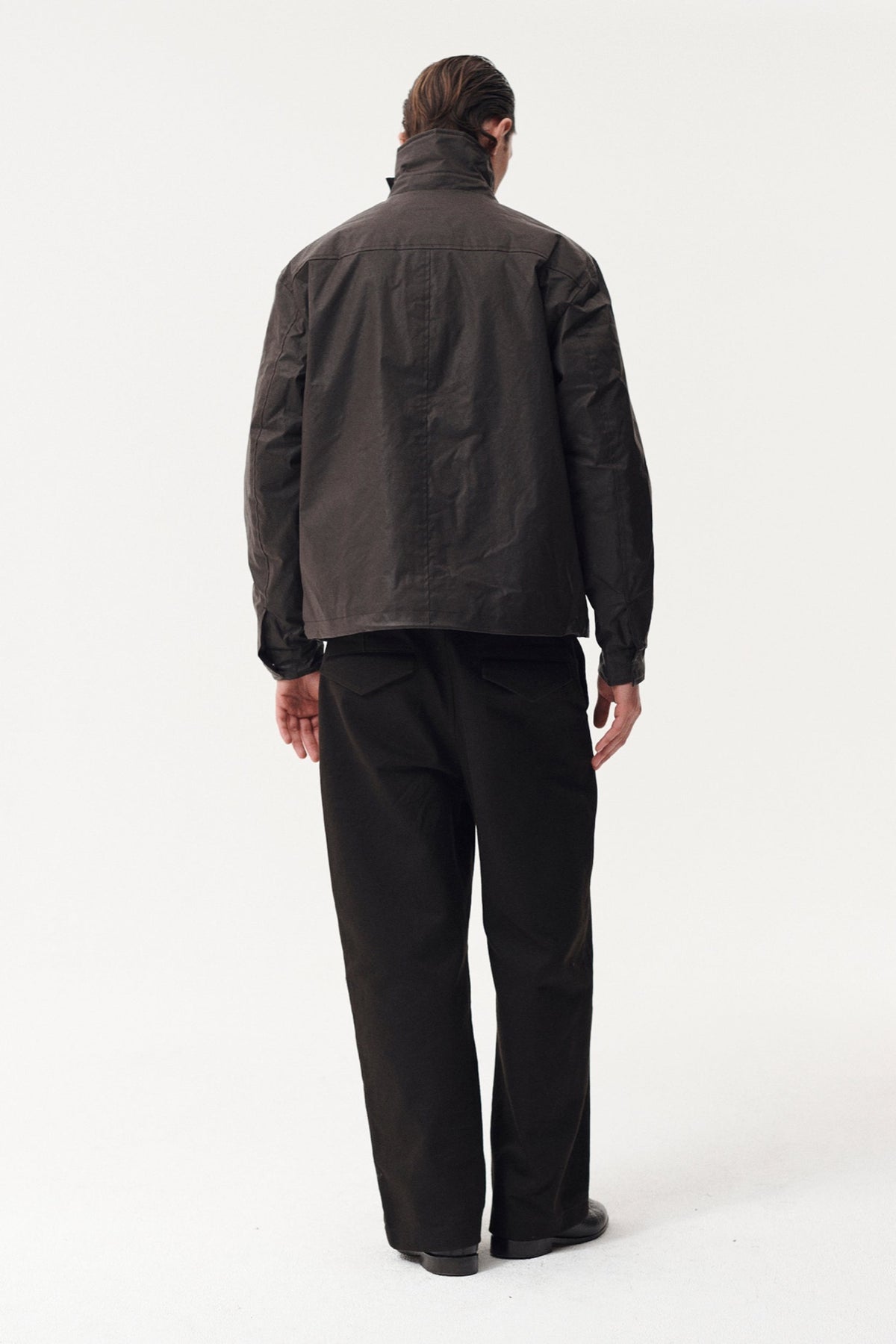 ZIP UP Veste imperméable en toile cirée, col velours amovible — Welter Shelter — Chocolate — porté 6 | Appart 17 Bruxelles