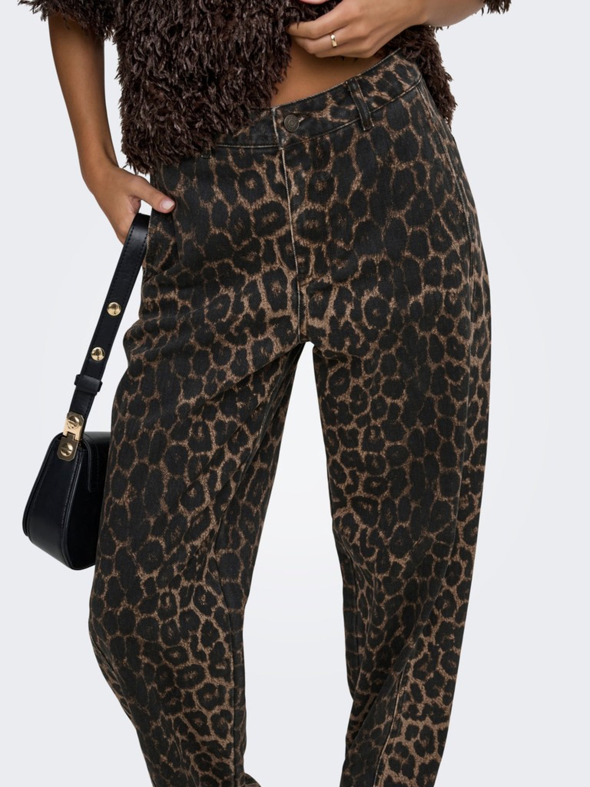 JDYBAY Pantalon barrel léopard taille haute — JDY — Fossil Leo — porté, détail de la coupe 6 | Appart 17 Bruxelles