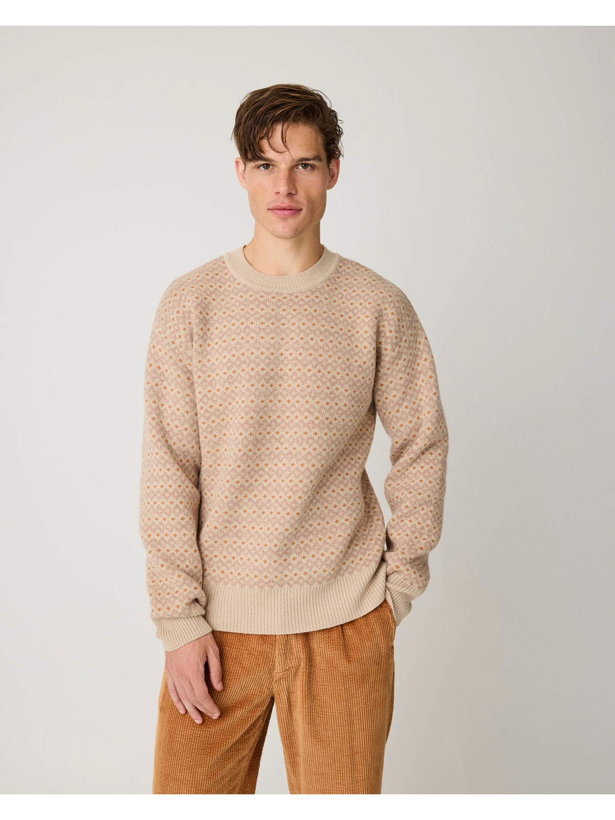 Pull jacquard col rond en pure laine d'agneau — KnowledgeCotton Apparel — Beige — porté 2 | Appart 17 Bruxelles